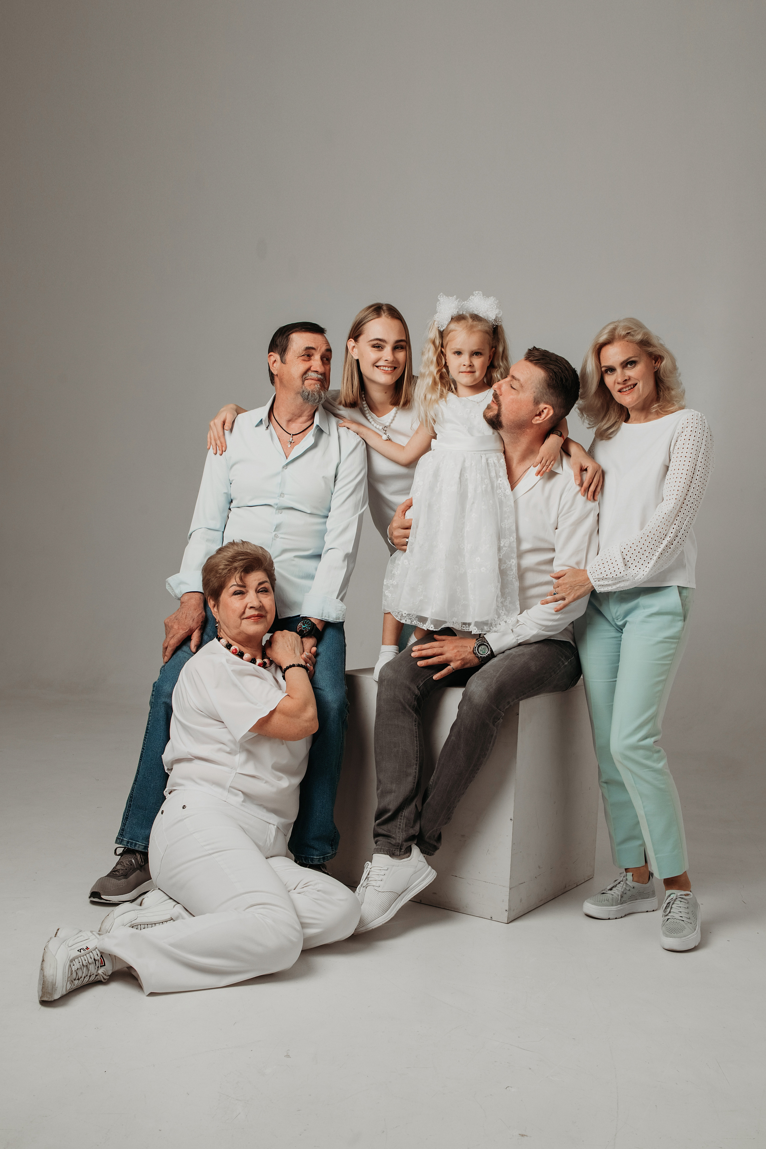 Семейная съёмка в студии. Минималистично, красиво. Фотограф Сочи Татьяна Зорина