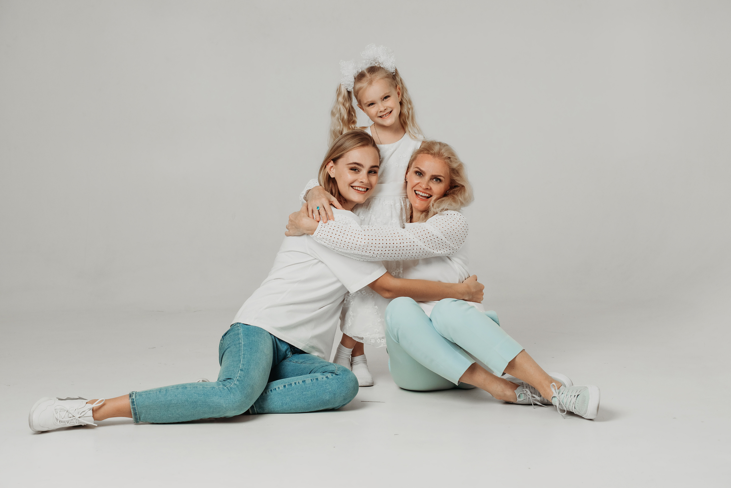 Семейная съёмка в студии. Минималистично, красиво. Фотограф Сочи Татьяна Зорина