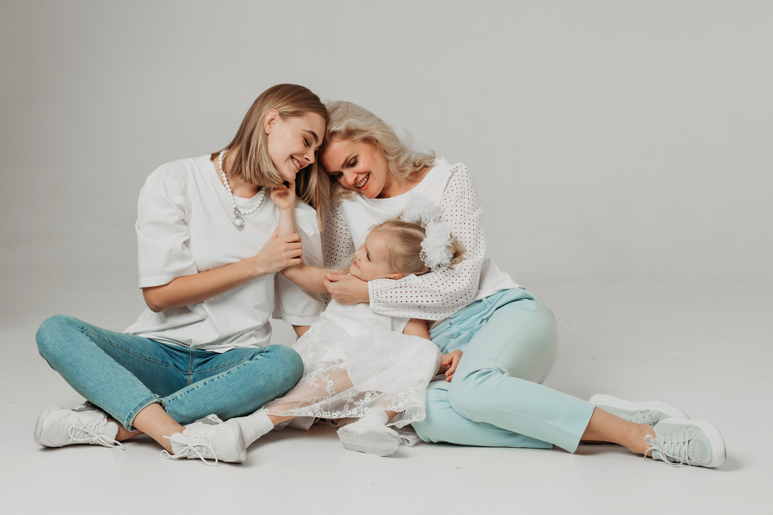 Семейная съёмка в студии. Минималистично, красиво. Фотограф Сочи Татьяна Зорина