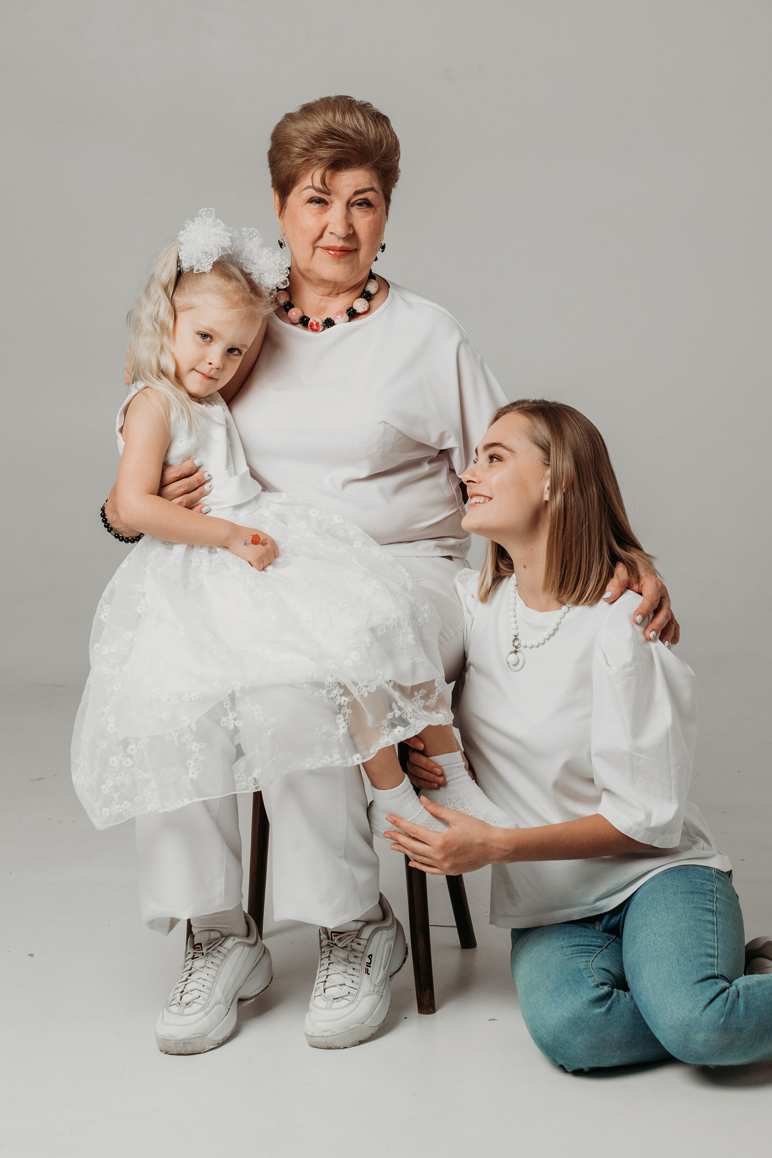 Семейная съёмка в студии. Минималистично, красиво. Фотограф Сочи Татьяна Зорина