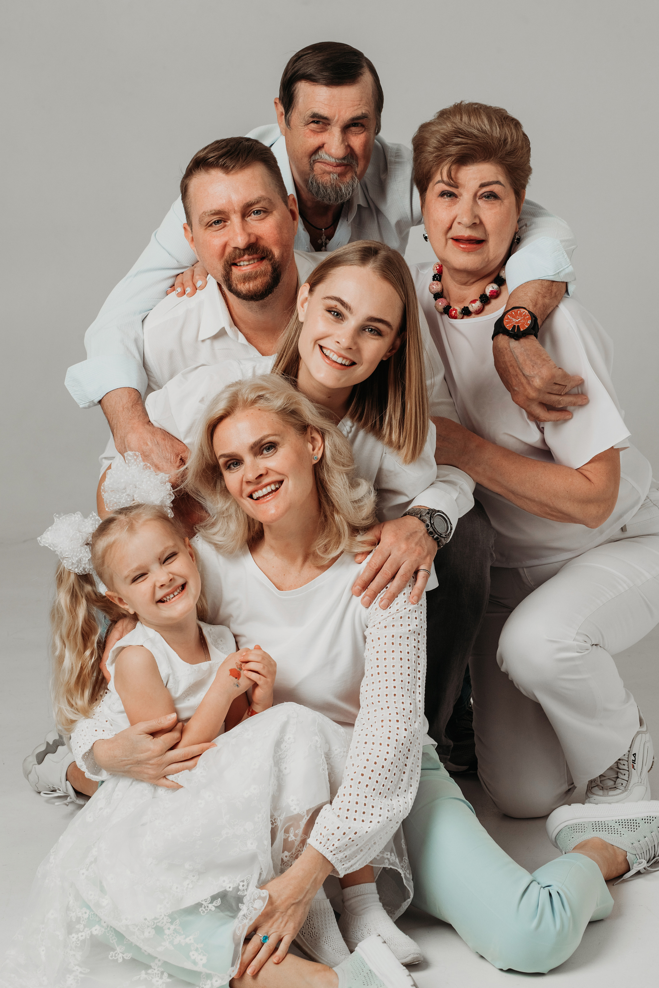 Семейная съёмка в студии. Минималистично, красиво. Фотограф Сочи Татьяна Зорина