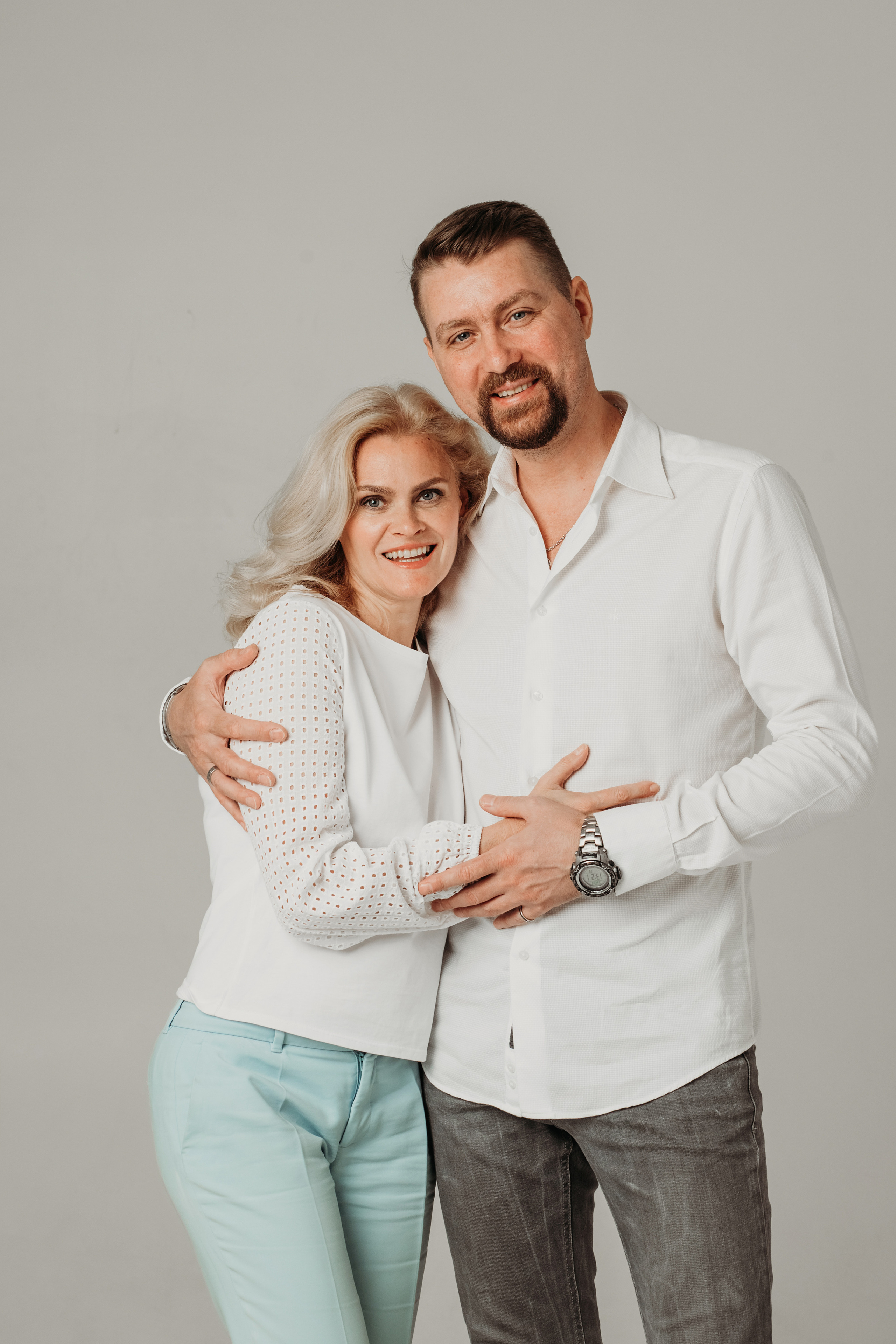 Семейная съёмка в студии. Минималистично, красиво. Фотограф Сочи Татьяна Зорина