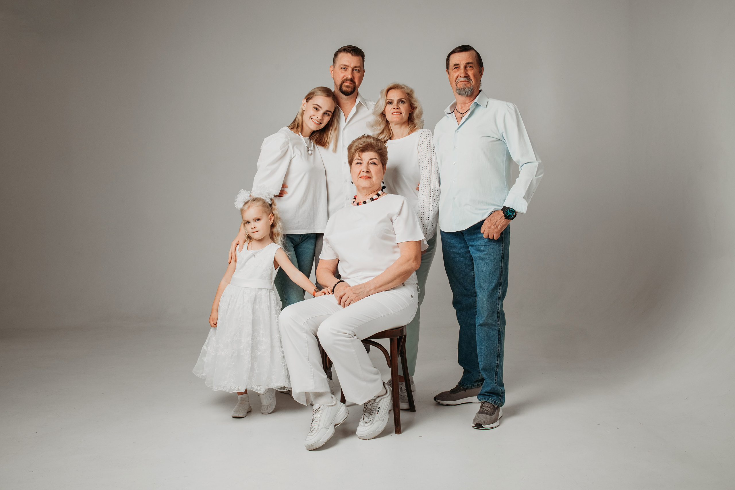 Семейная съёмка в студии. Минималистично, красиво. Фотограф Сочи Татьяна Зорина