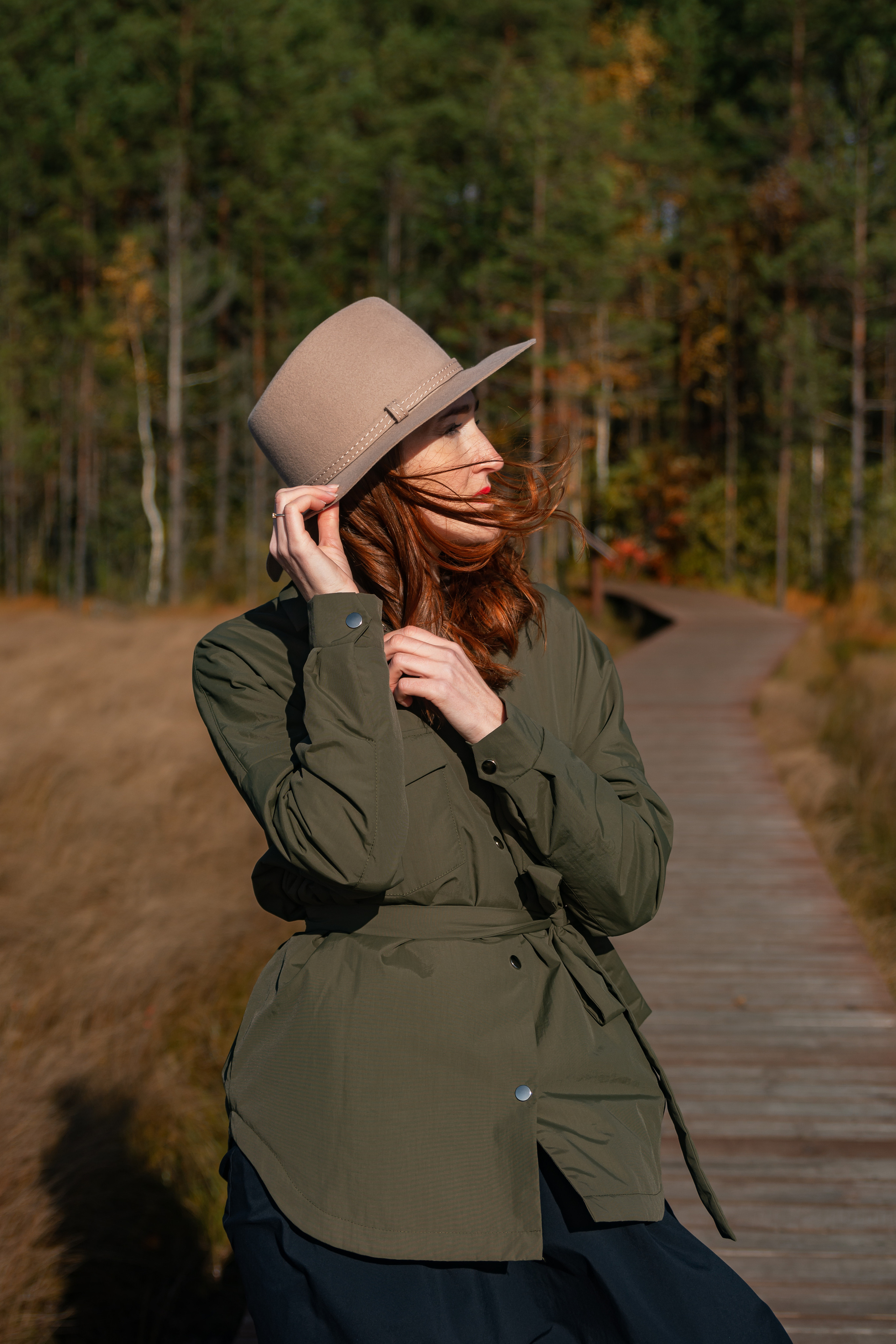 Стиль и элегантность в осеннем лесу: прогулочная фотосессия с девушкой в шляпе
