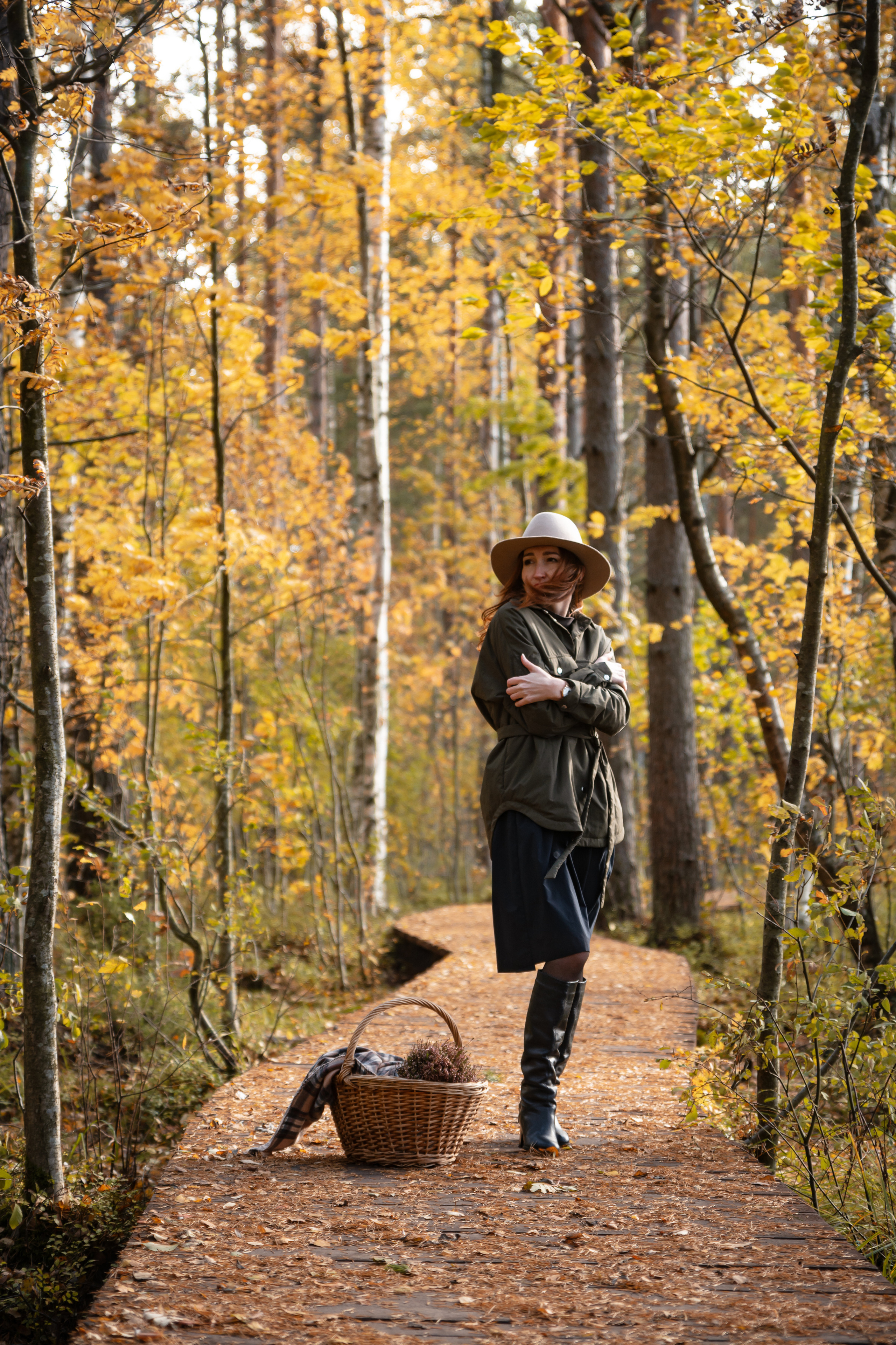 Нежность и красота: девушка в желтой осенней прогулочной фотосессии в лес