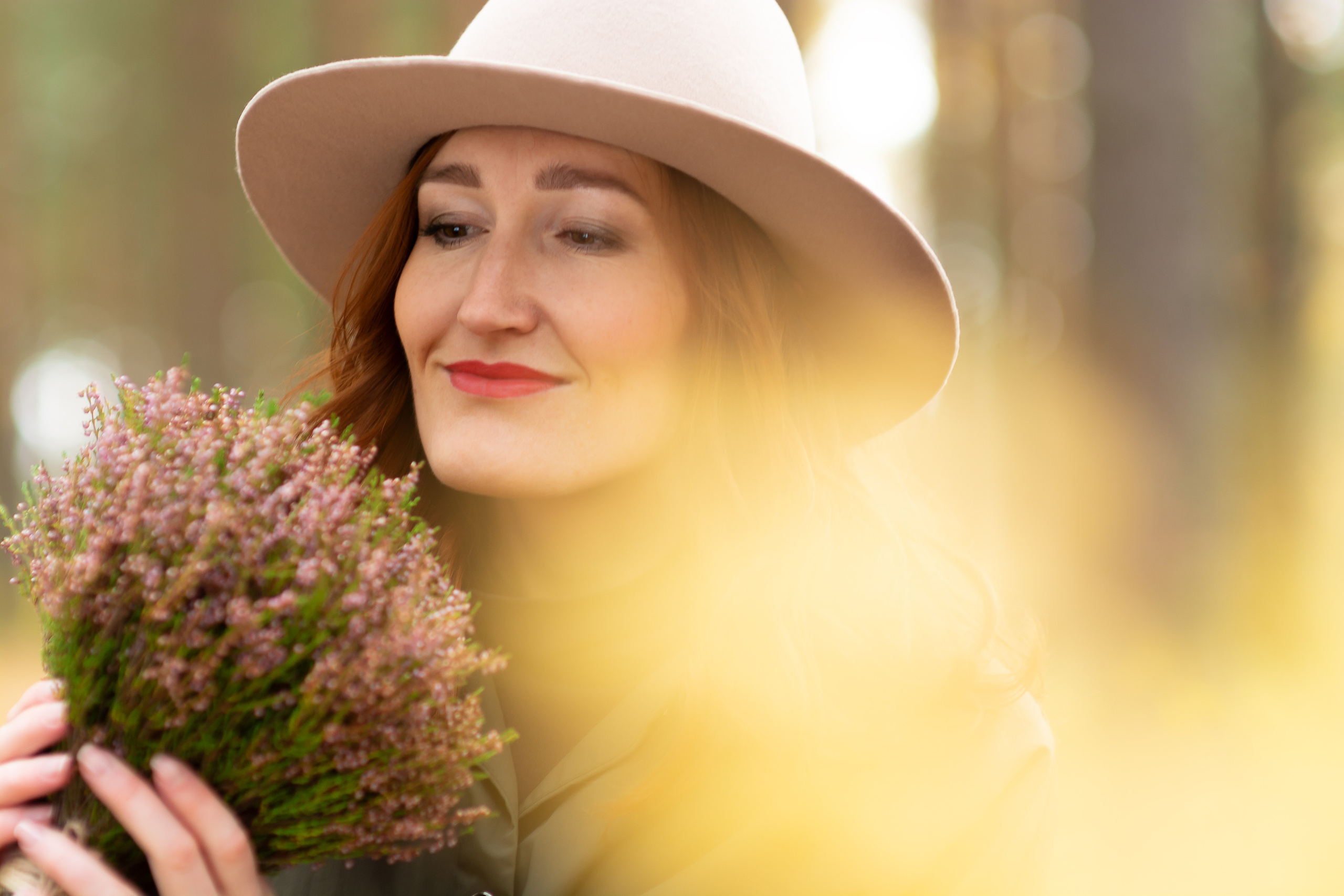 Прогулка под золотыми деревьями: девушка в осеннем лесу в шляпе