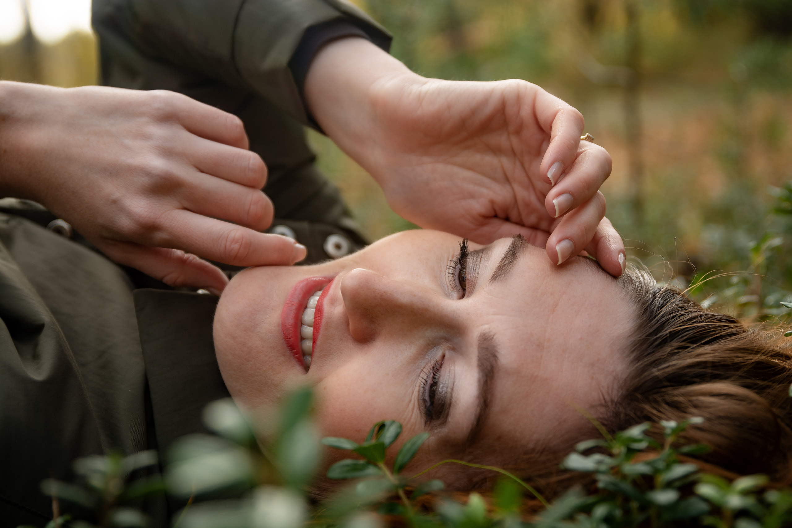 Идеальное место для осенних фотографий: девушка в лесу в яркой желтой осени