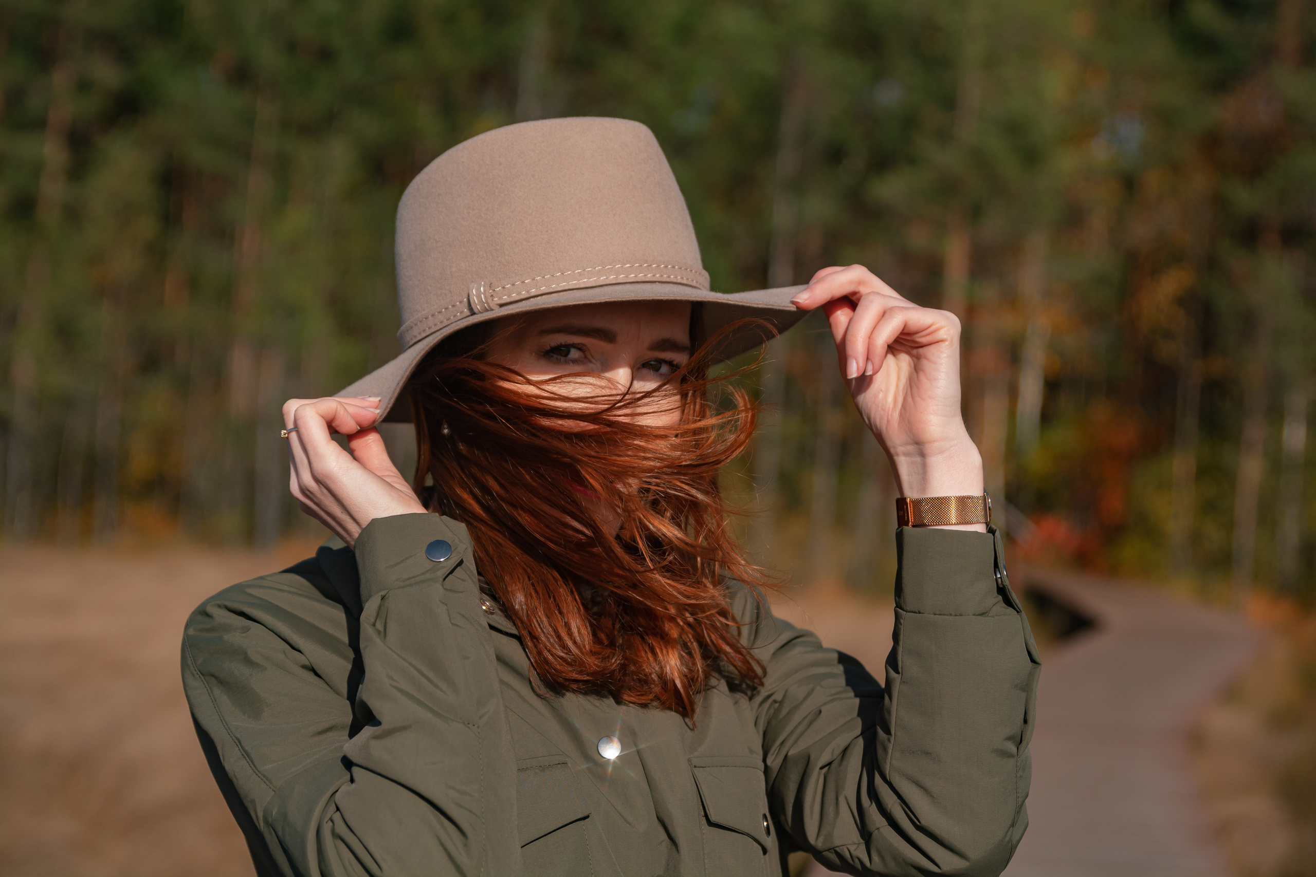 Магическая атмосфера осени: девушка в желтой осенней фотосессии в лесу