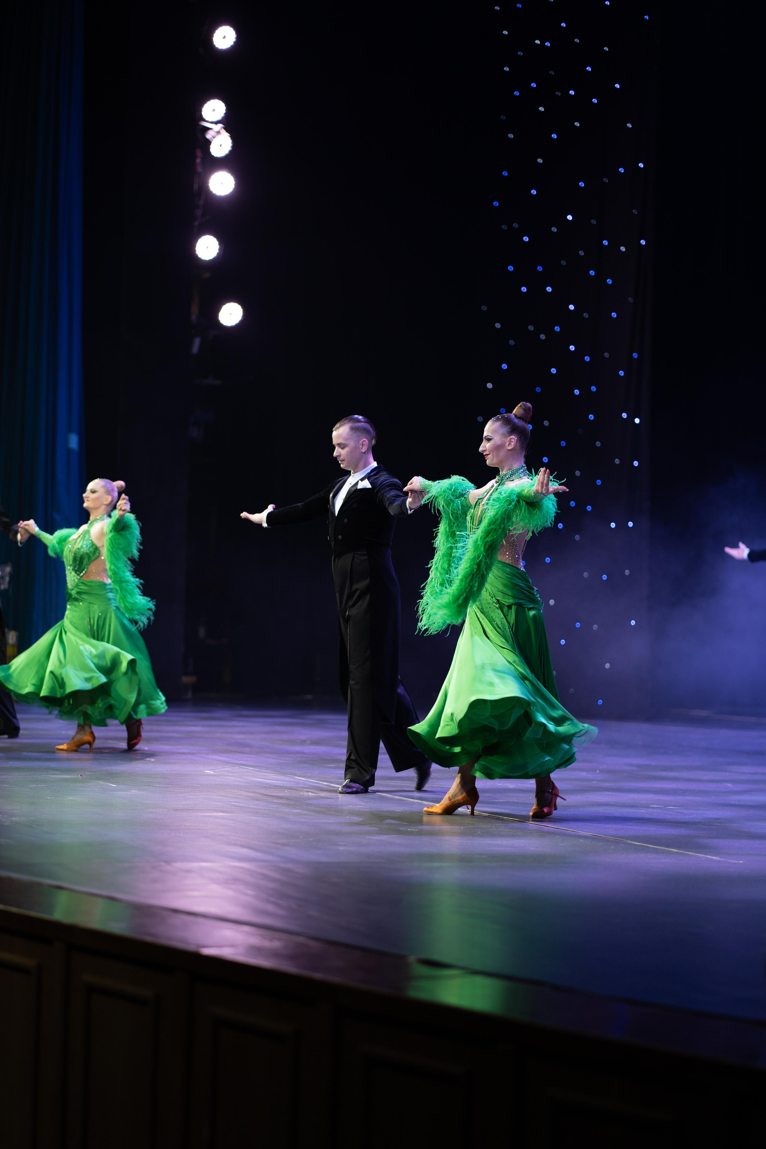 Прекрасные исполнения танцев!