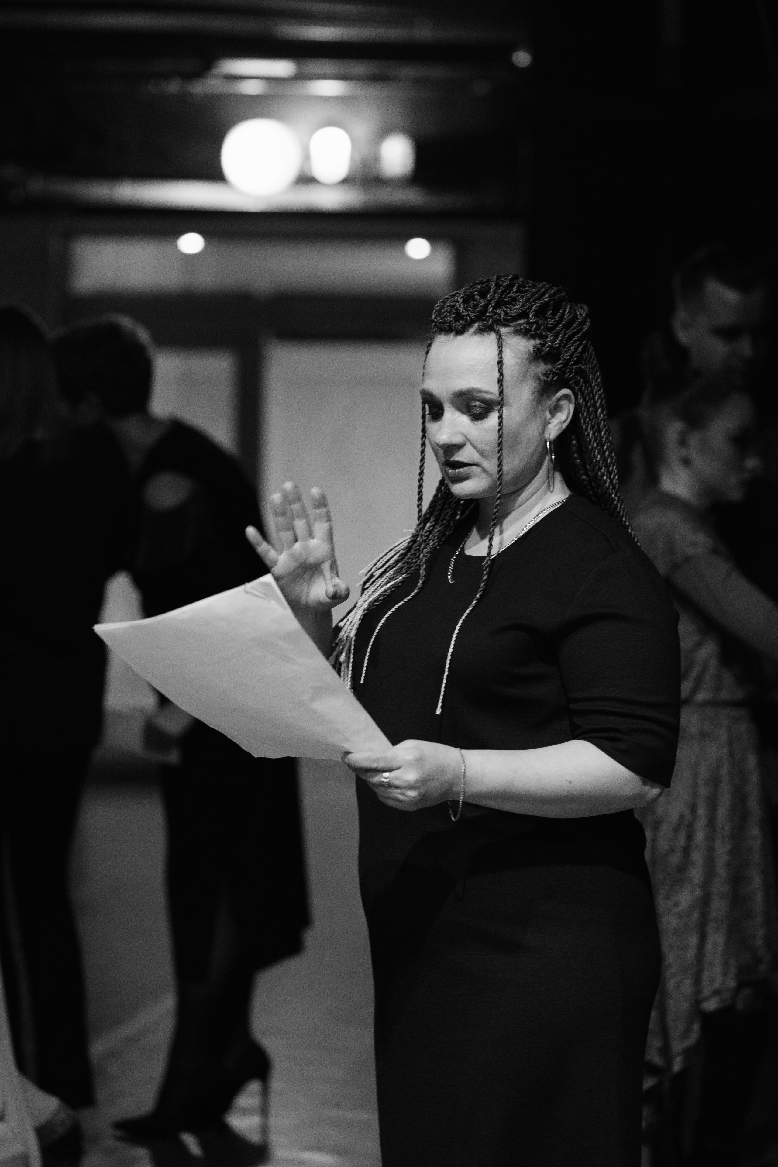 сурдопереводчик коллектива готовится