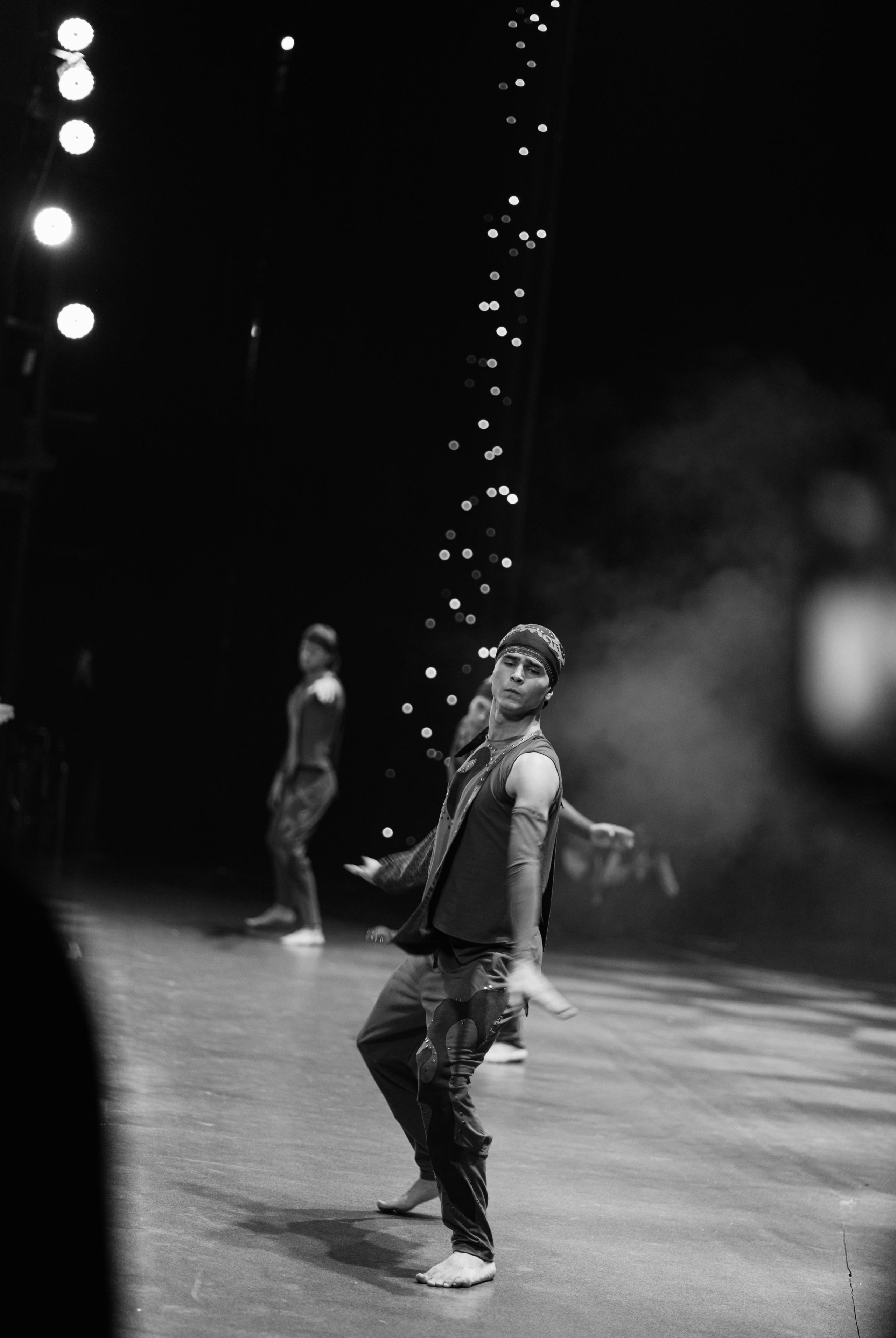 СКВОЗЬ ТИШИНУ — выступление неслыщащих актеров театра«Sensetive». Репортажный фотограф в Астане — Диана Калтаева, портретный фотограф