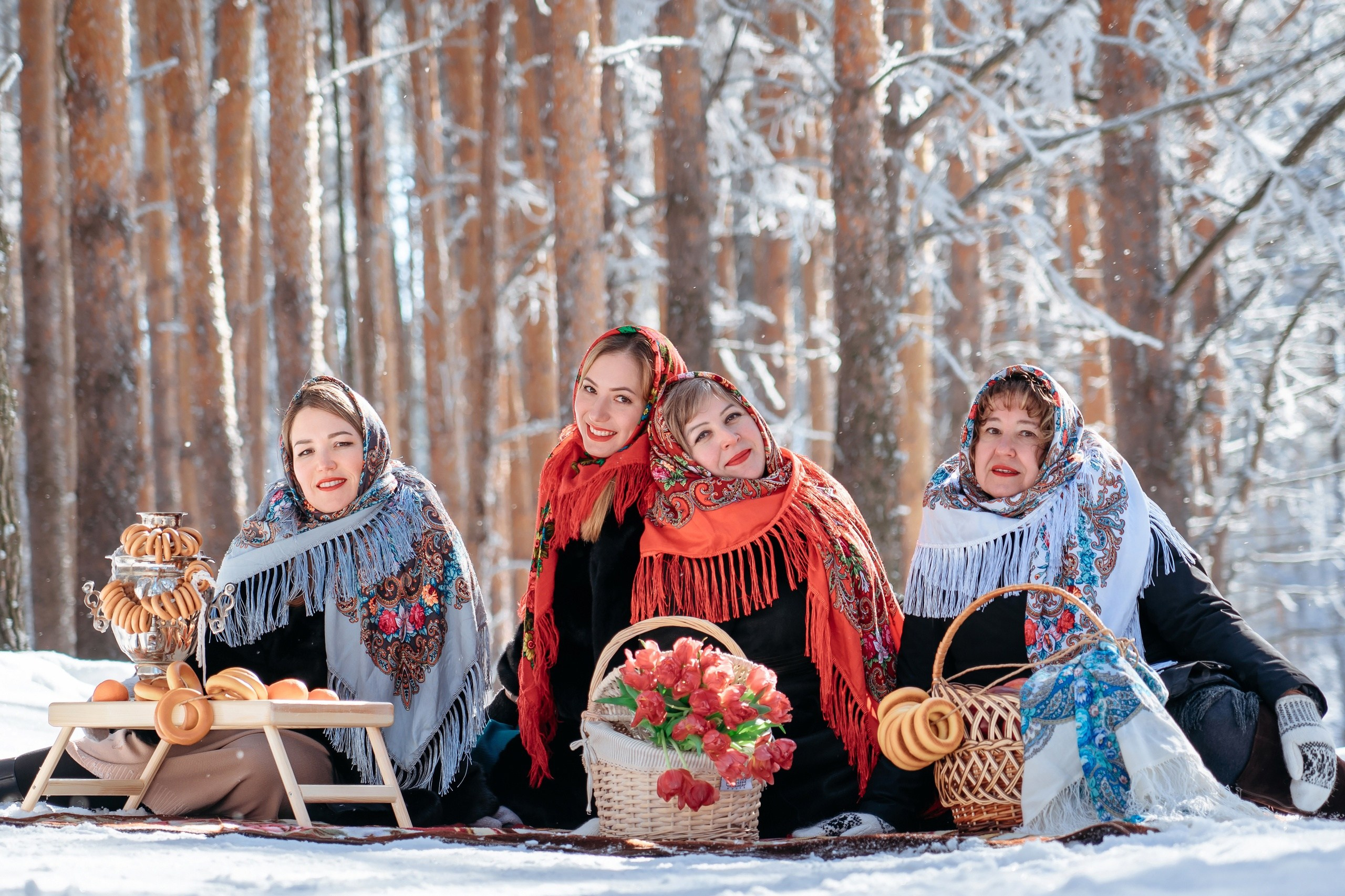Зимняя фотосессия. Женщины в красивых русских платках. Масленица, зима, традиции.