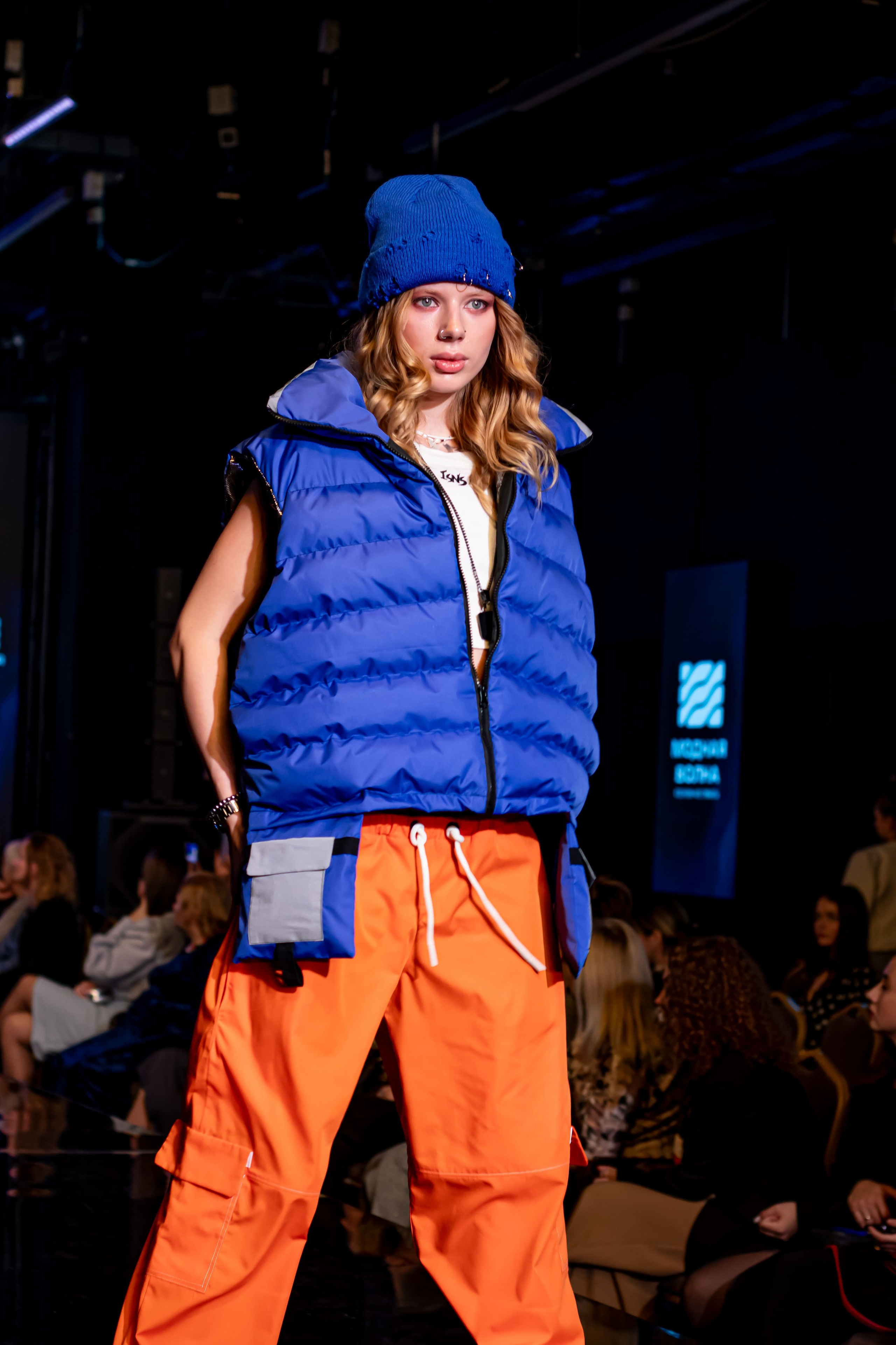 Модель в ярком уличном образе на подиуме — фотосъёмка показа «Модная волна», Яровит Холл