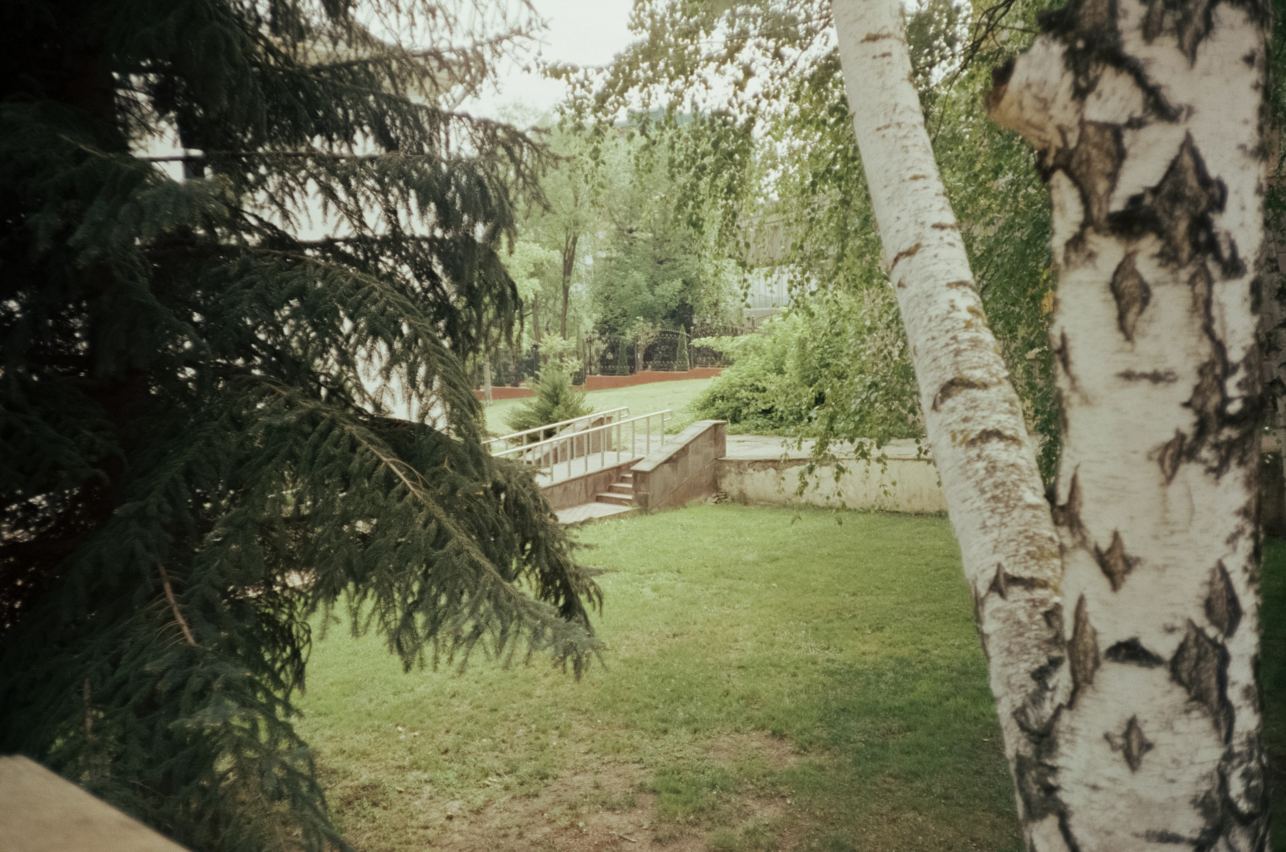 Стрит в Ессентуках. Дворики, дома и кот в окне. Фотограф-документалист Мария Осокина