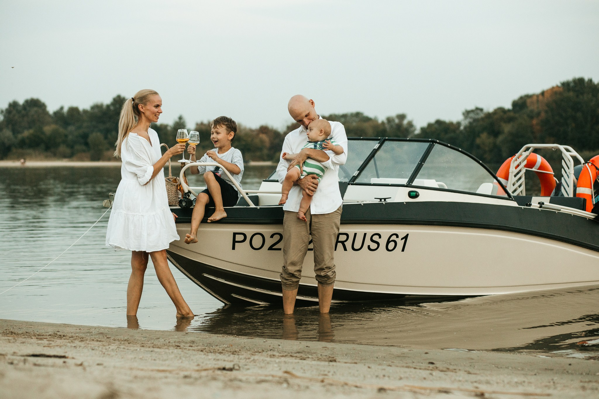 Семейная фотосессия династии Бегма: Съемка у катера на Дону. Семейный и свадебный фотограф Ростове-на-Дону