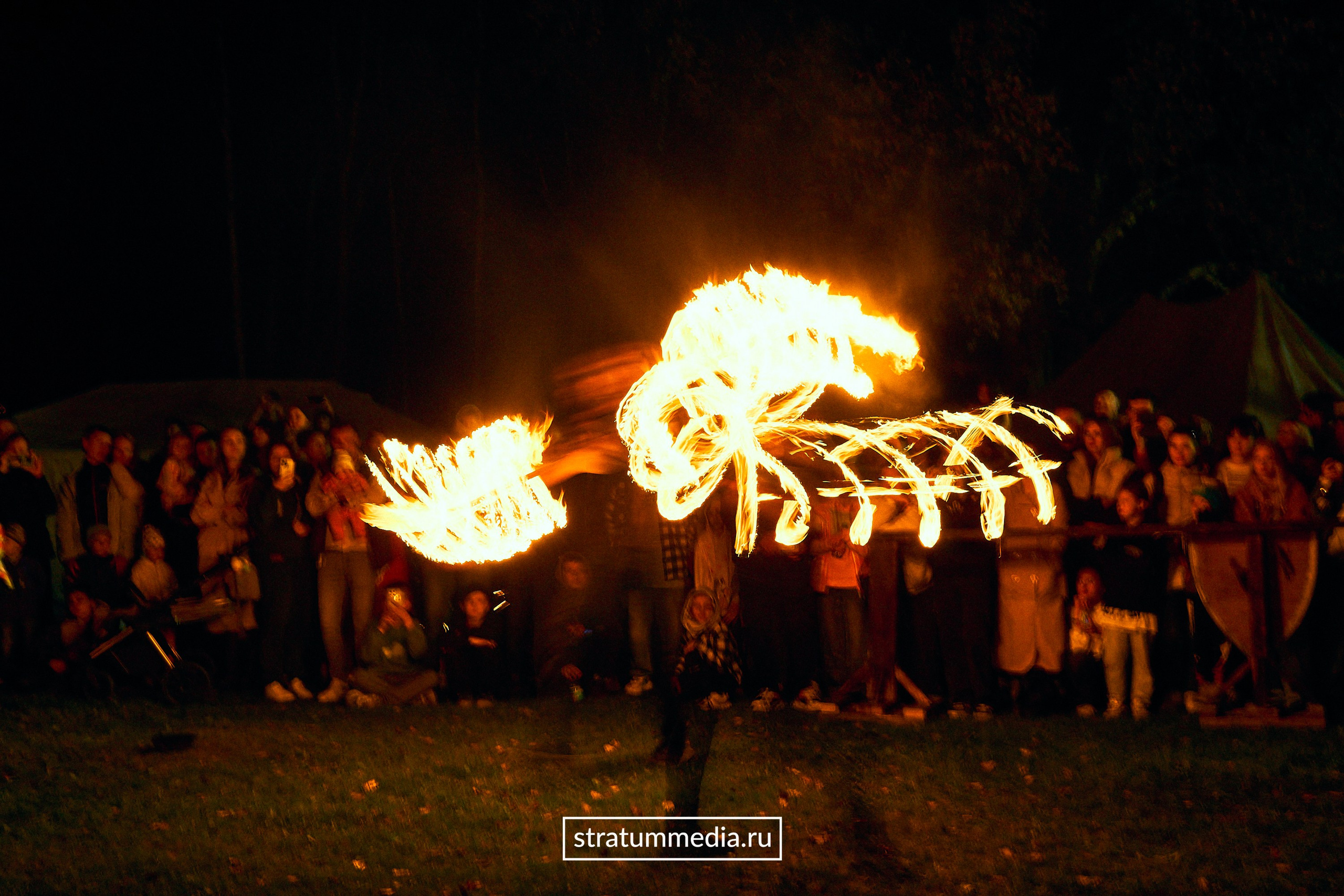 Fire Show at Park. Stratum Media — Фото-Видео Съемки
