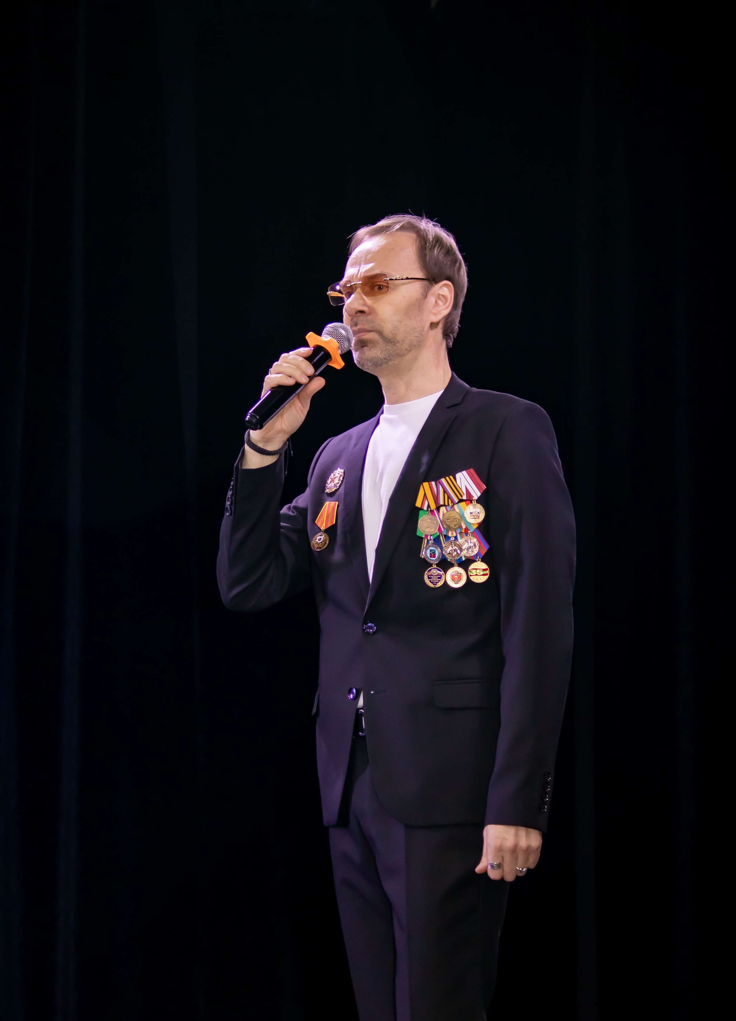 Артист с микрофоном на сцене фестиваля «Красная площадь» · фотограф Карасёва Елена