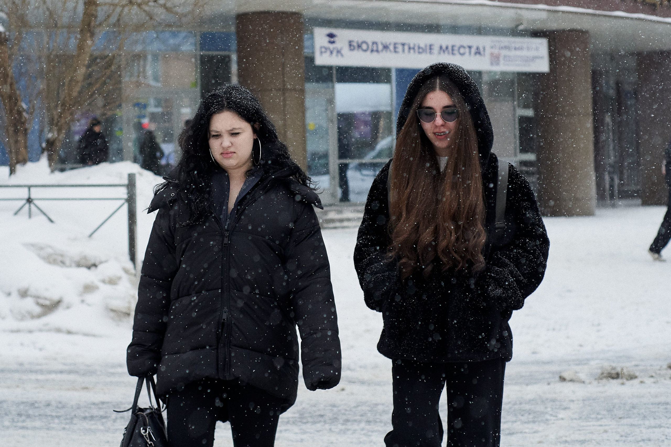 POV Street Photography — Snowy Crosswalk | 50mm Manual Focus. Репортажный ивент фотограф в Москве Александр Гладкий