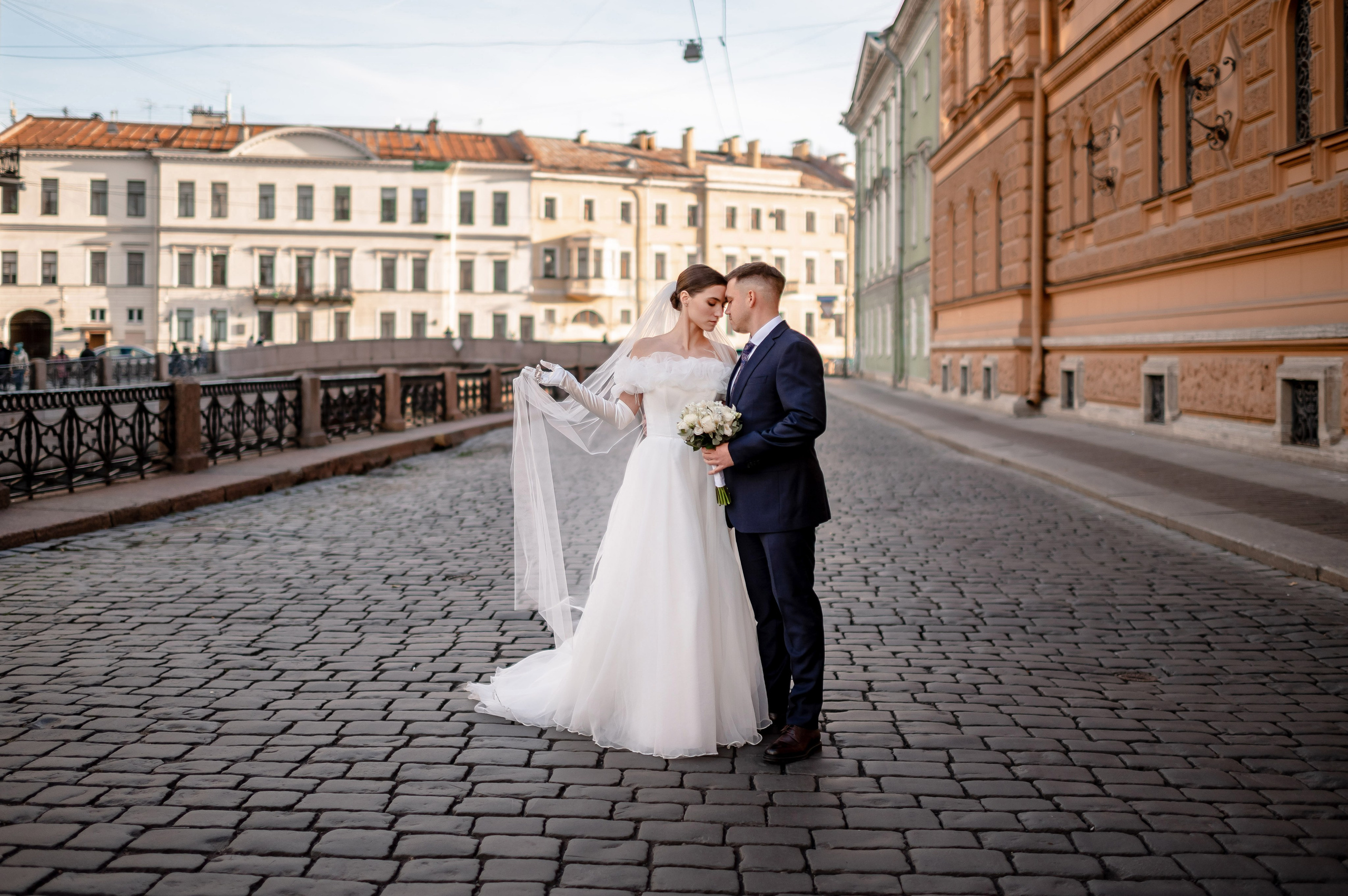 Осенняя великолепная свадебная прогулка жениха и невесты в октябре в Санкт-Петербурге в Михайловском парке и у Атлантов на Миллионной улице. Портретный, семейный и свадебный фотограф в Санкт-Петербурге и в Пушкине Ширяев Денис