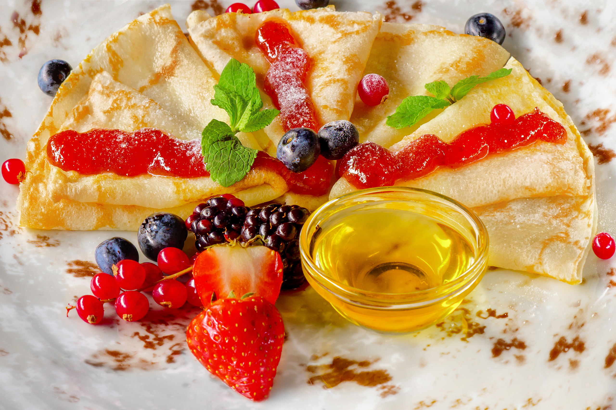 Блины с лесными ягодами и мёдом