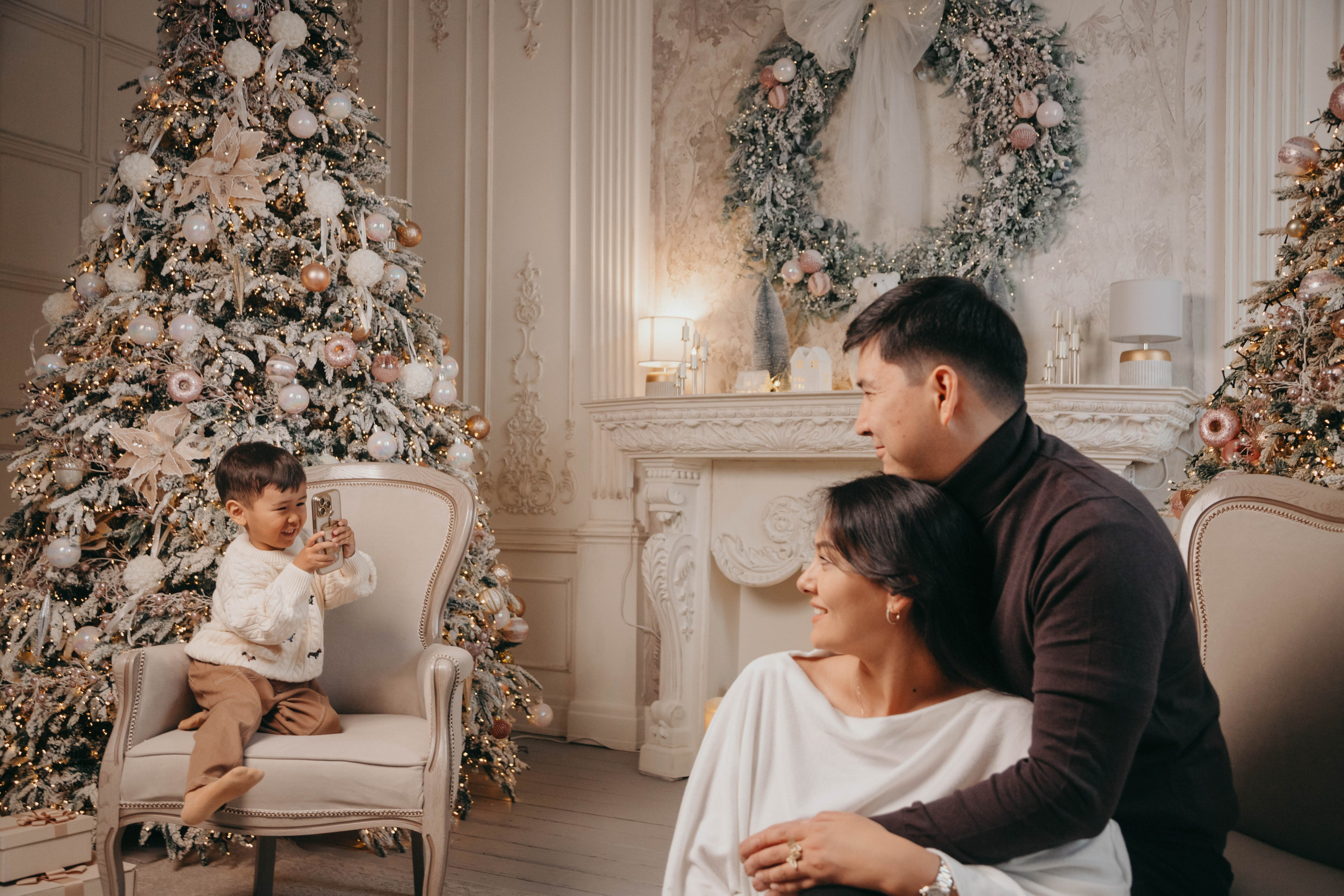 Семейная фотосессия в фотостудии 2Стула. Свадебный, семейный и портретный фотограф в Алматы, Костанай