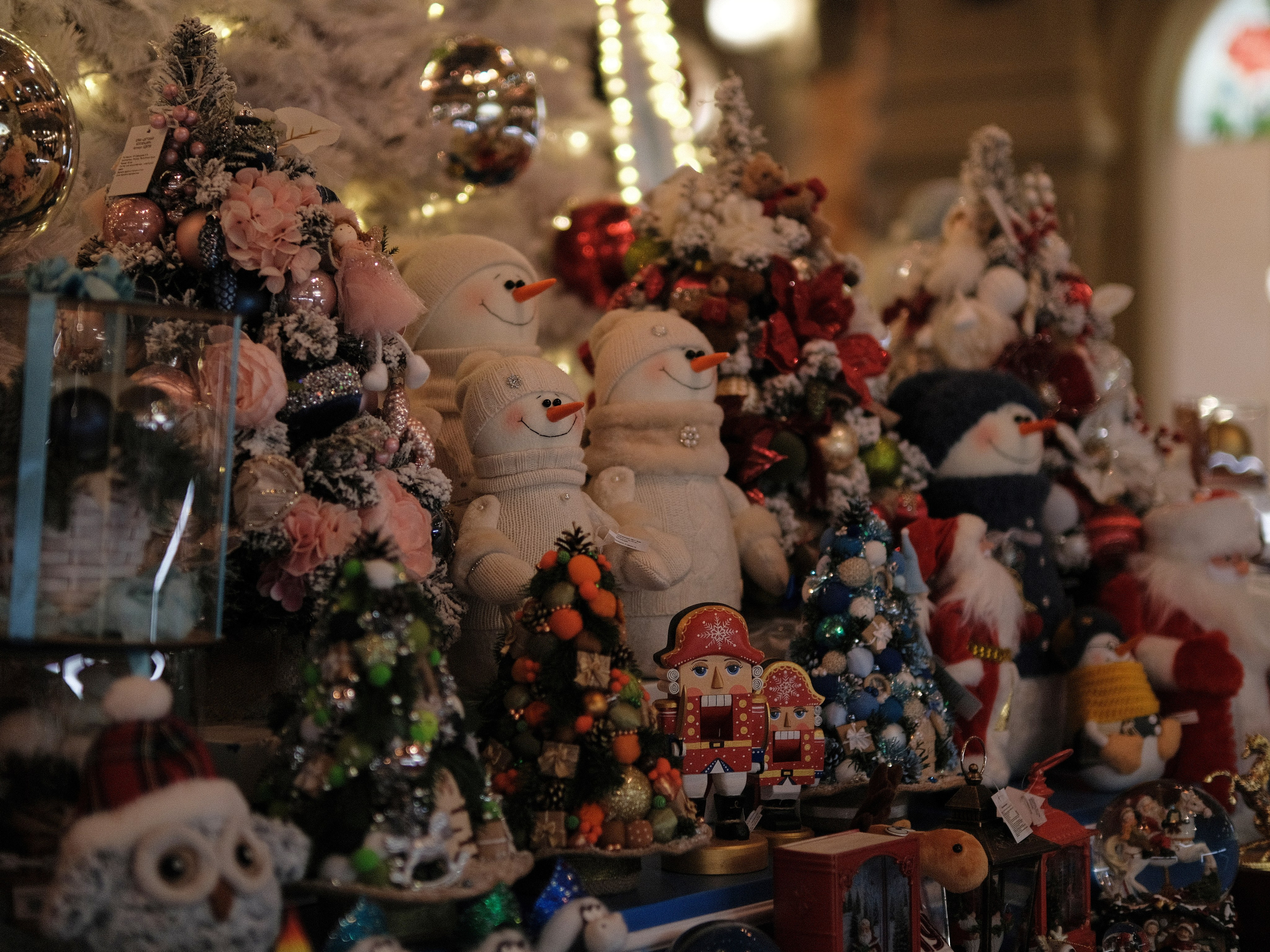 Новогодний ГУМ в Москве 2025, праздничные витрины с ёлочными игрушками и декором, атмосфера Нового года в центре Москвы