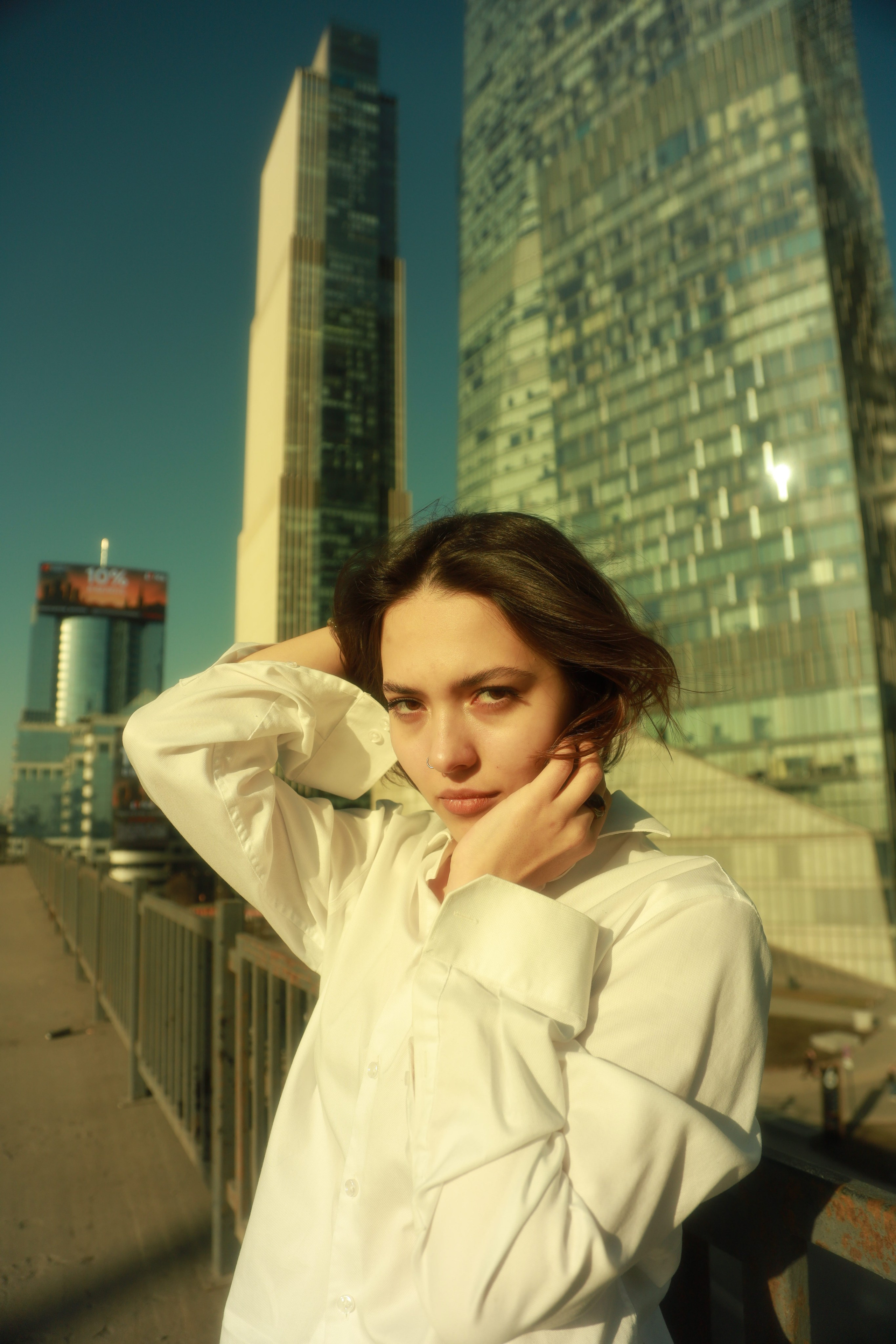 Силуэт Насти на фоне небоскрёбов. Портретный фотограф в Москве Виталий Сабирзянов