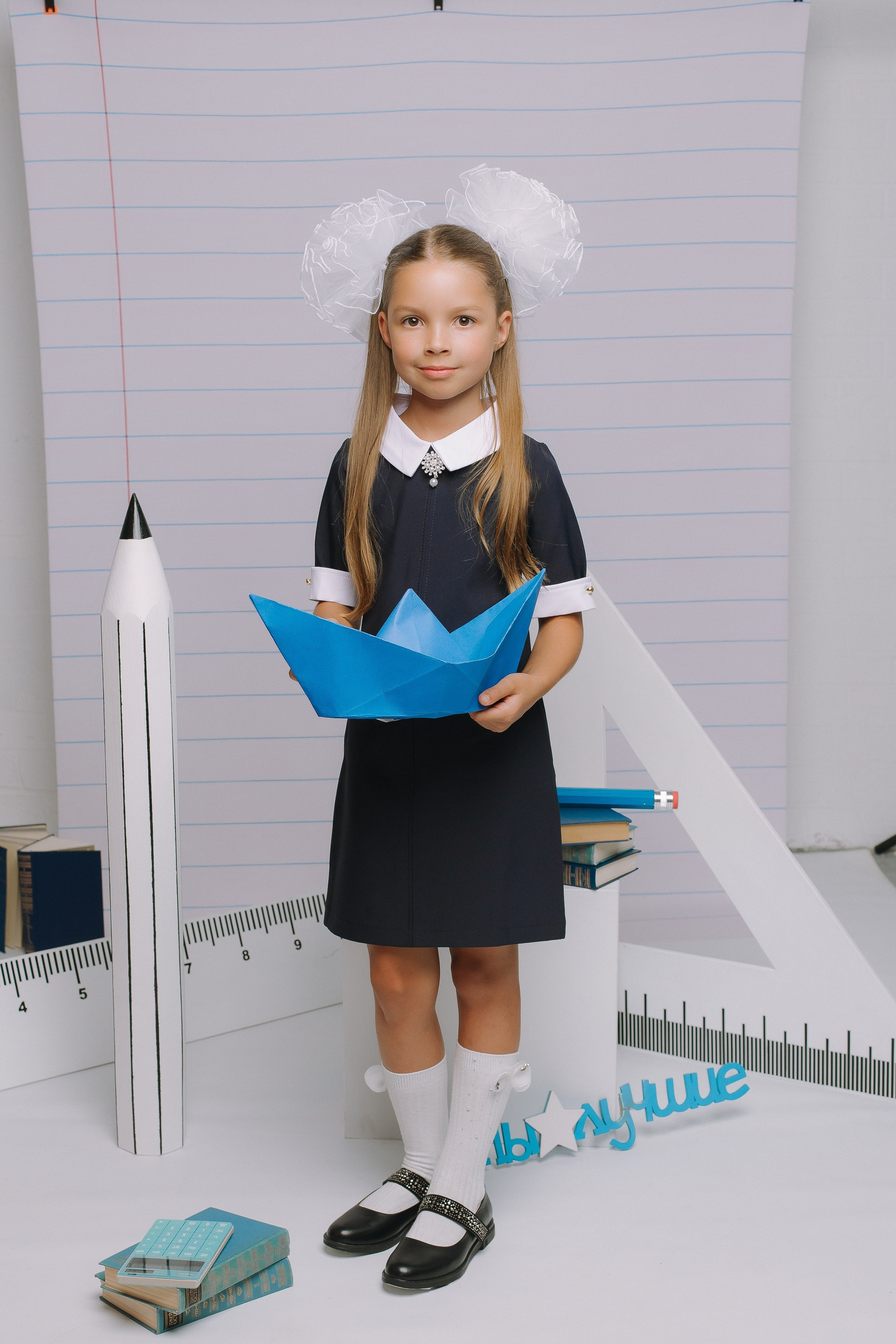 Студия- Портреты начальная школа (С реквизитом). Выпускные альбомы Натальи Бутко: Новороссийск, Анапа, Геленджик