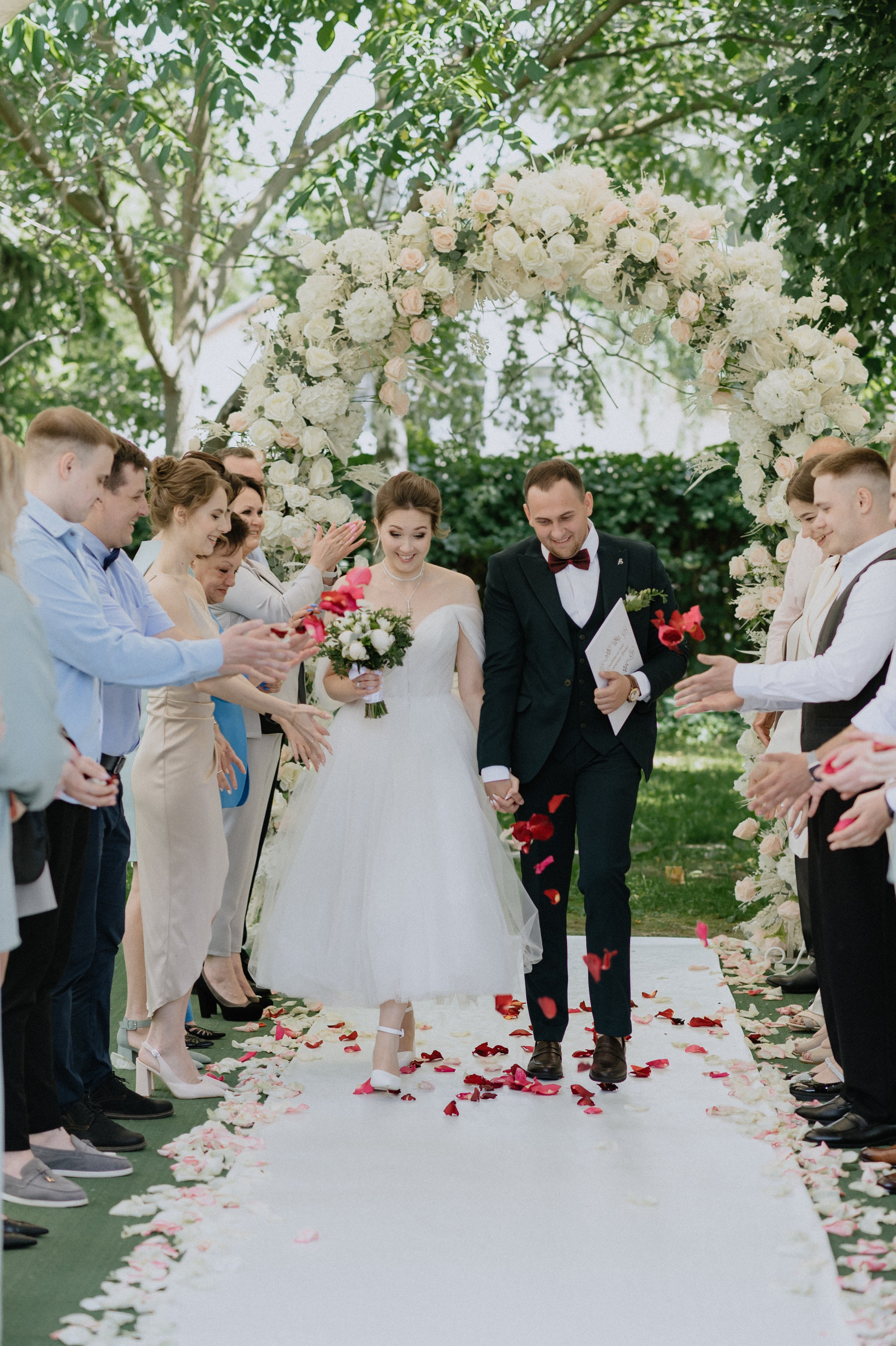 Бросание лепестков на регистрации брака