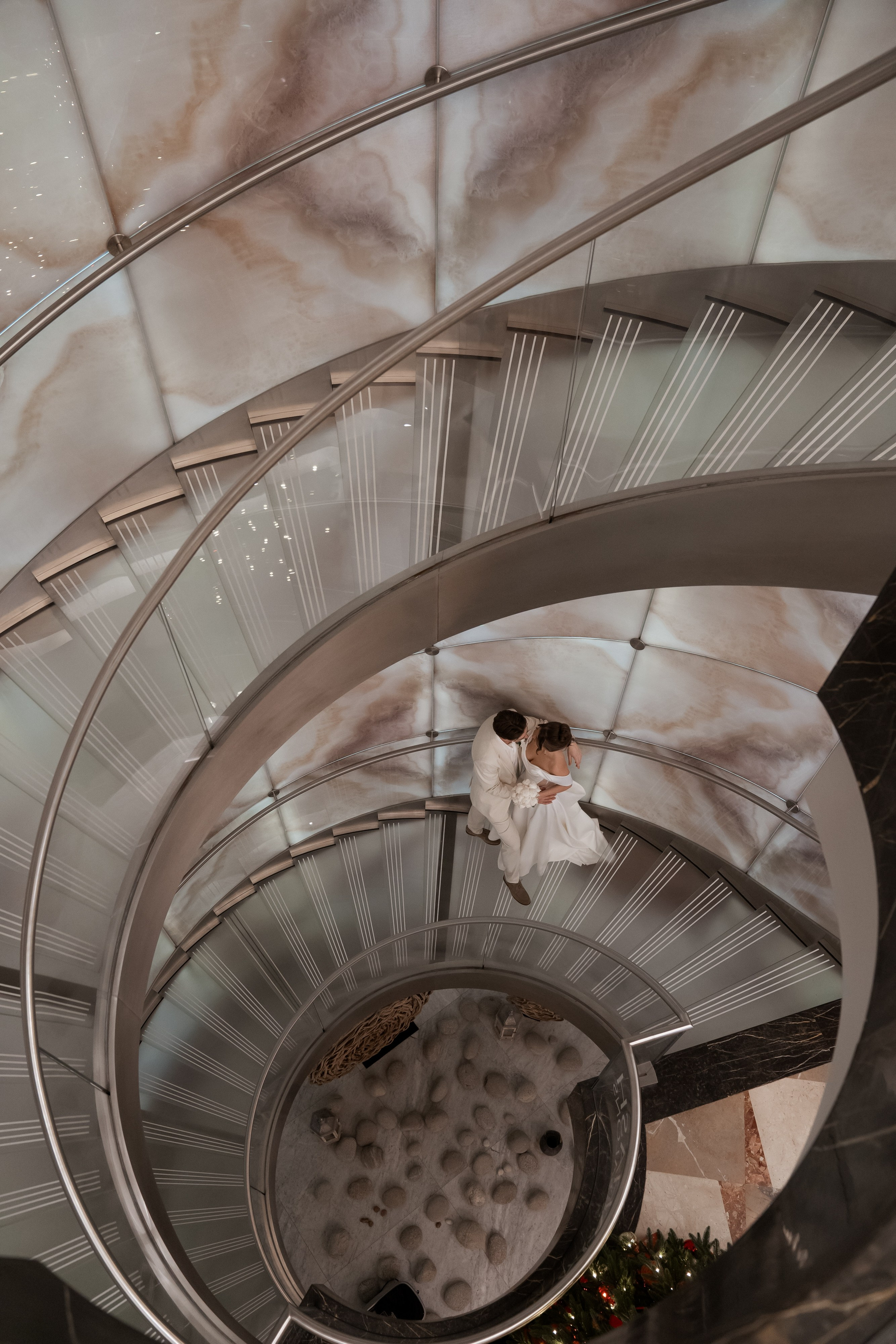 Свадебная фотосессия на лестнице в отеле Континенталь Hotel Continental в Москве
