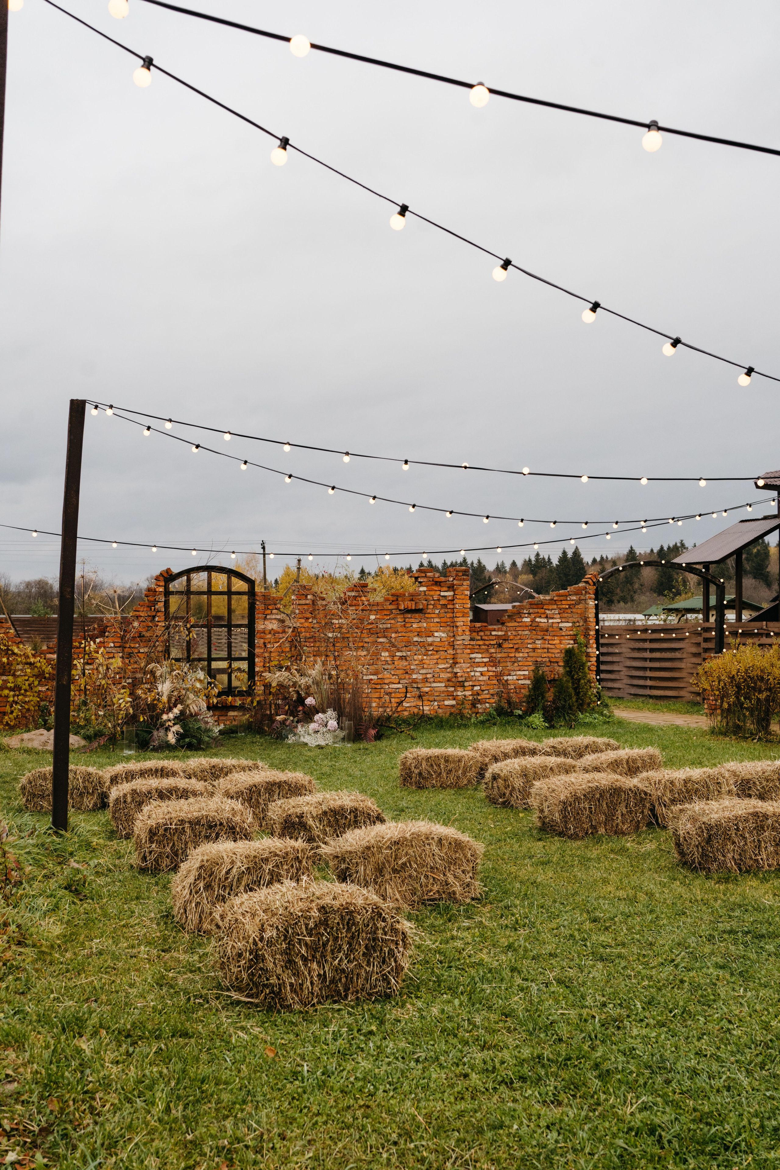 Разрушенная стена. Локация для церемонии ифотосессии. Свадебная площадка РАНЧО