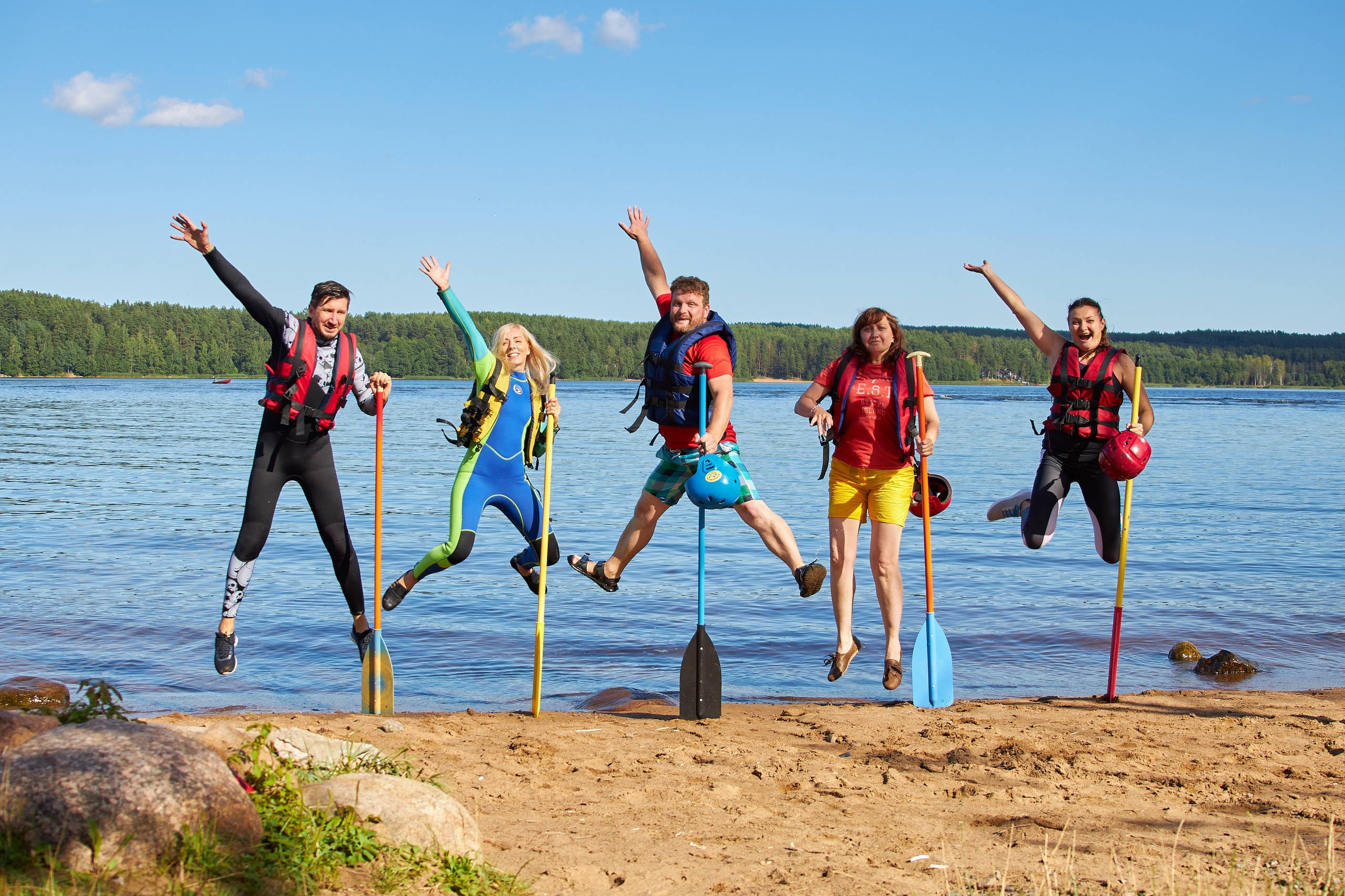 фотография в прыжке на фоне озера