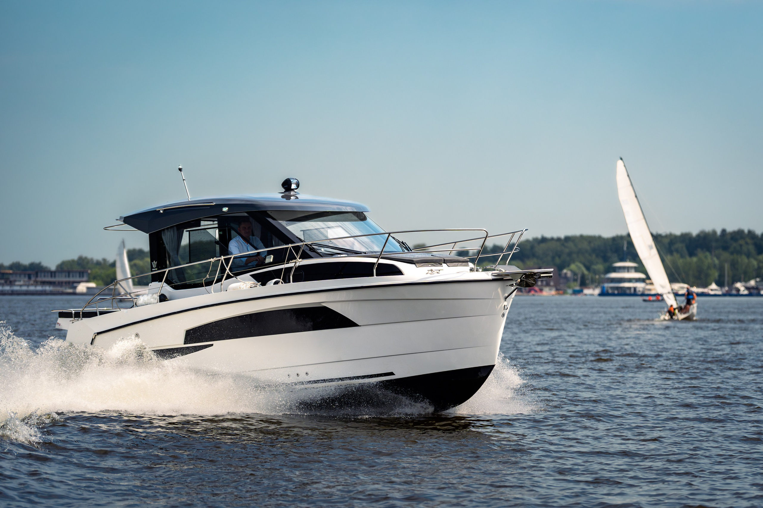 Nautic 880 проходит рядом с парусной лодкой