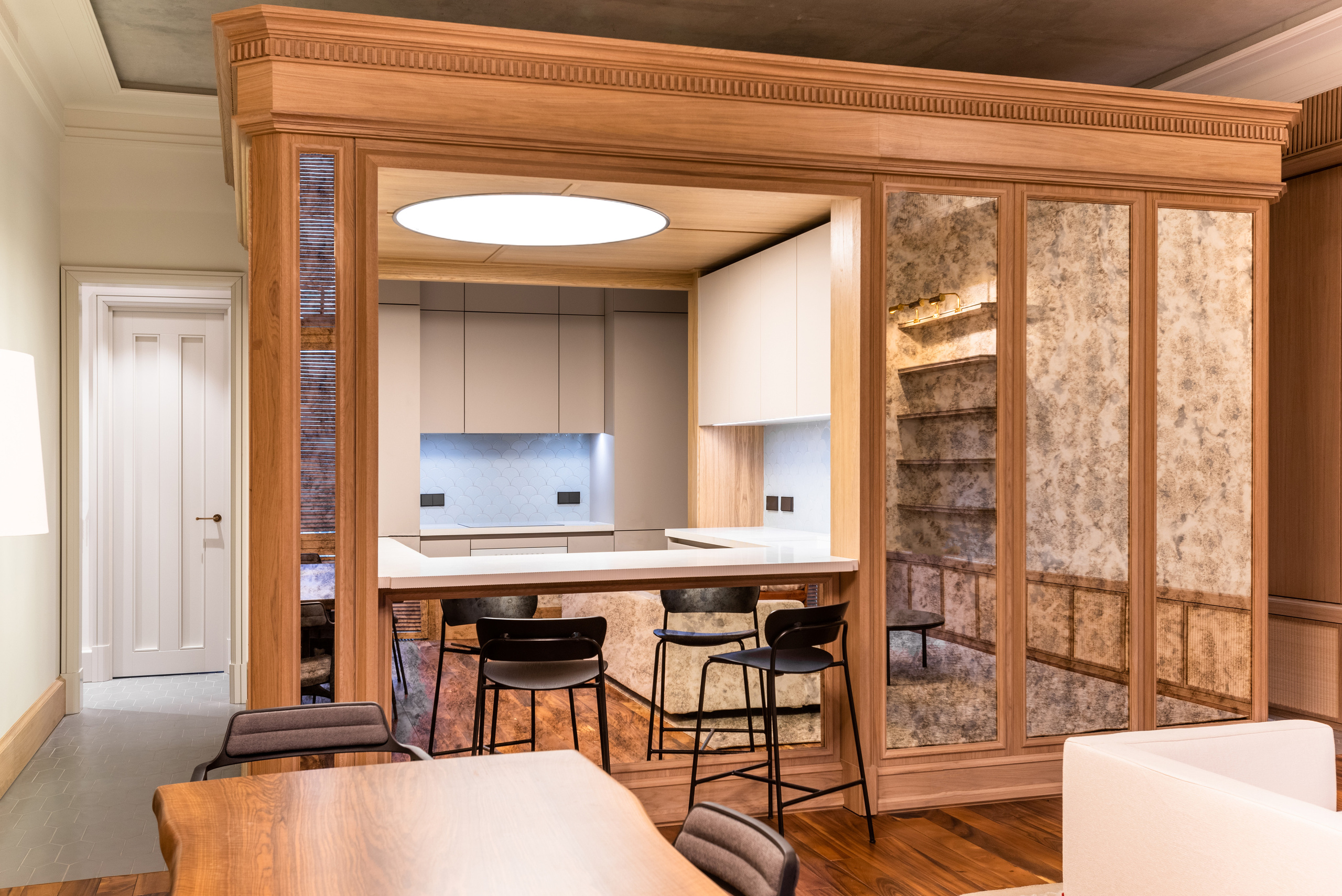 Кухня со столом из дерева и кухонной гарниторой