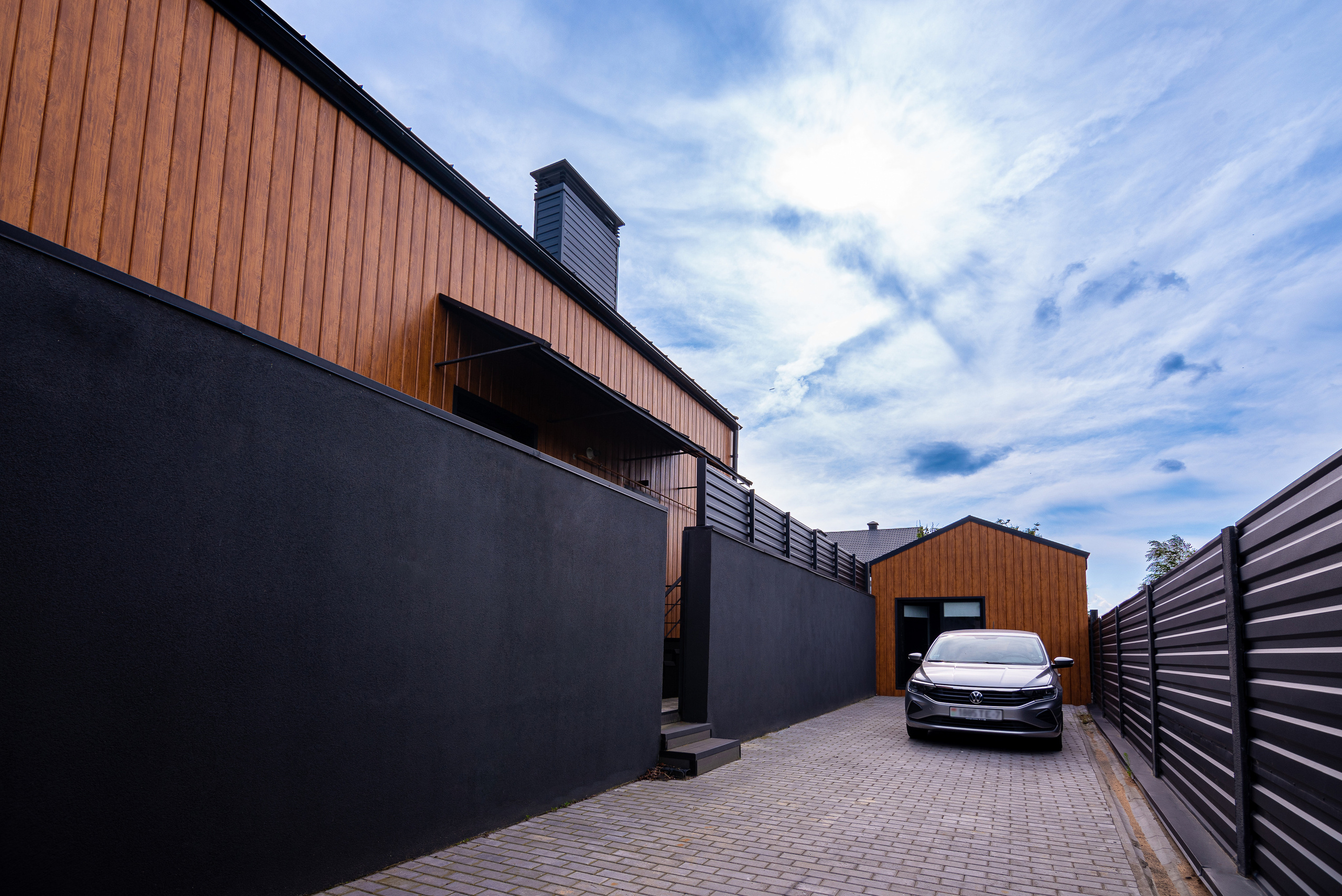 Освещенная парковка возле дома в стиле лофт