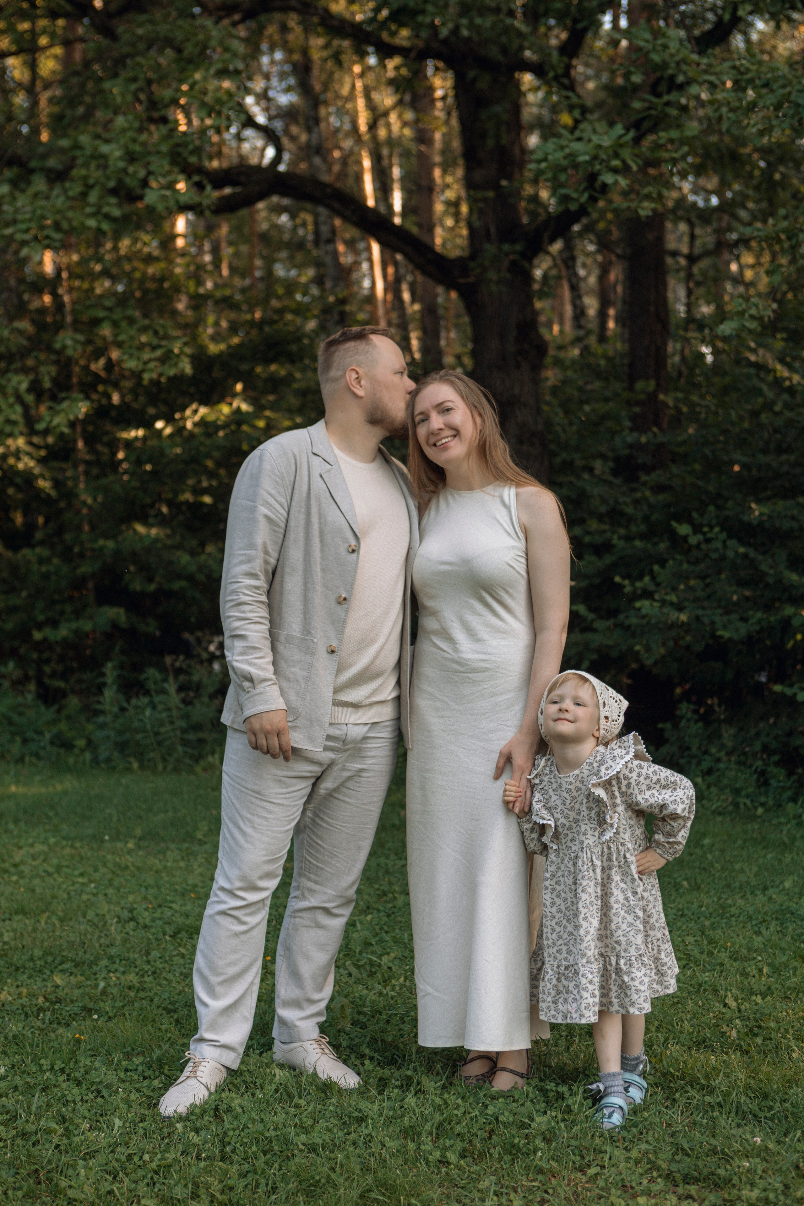 Корзина с едой, плед и счастливая семья — пикник на природе, фотограф Москва