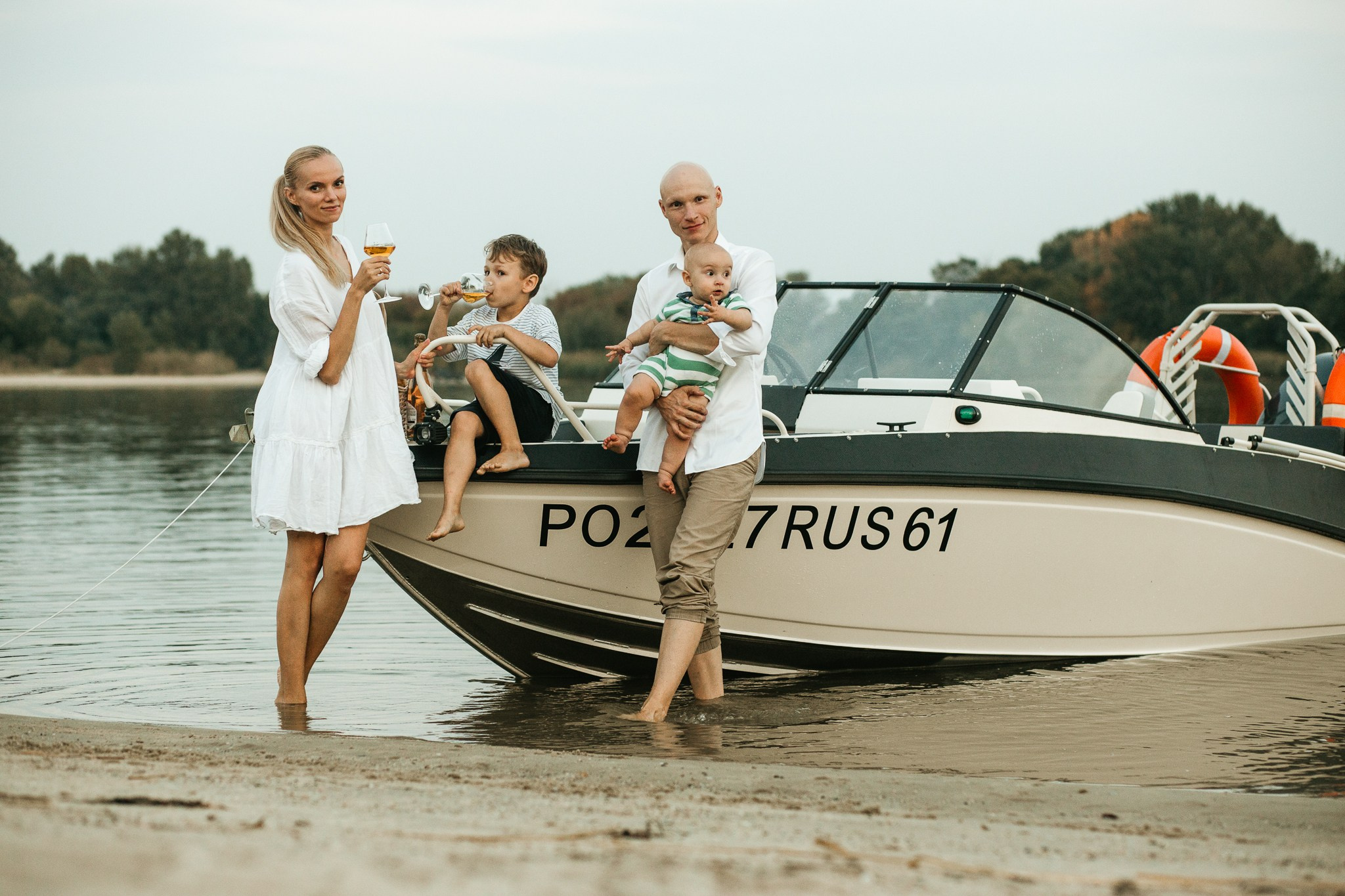 Семейная фотосессия династии Бегма: Съемка у катера на Дону. Семейный и свадебный фотограф Ростове-на-Дону