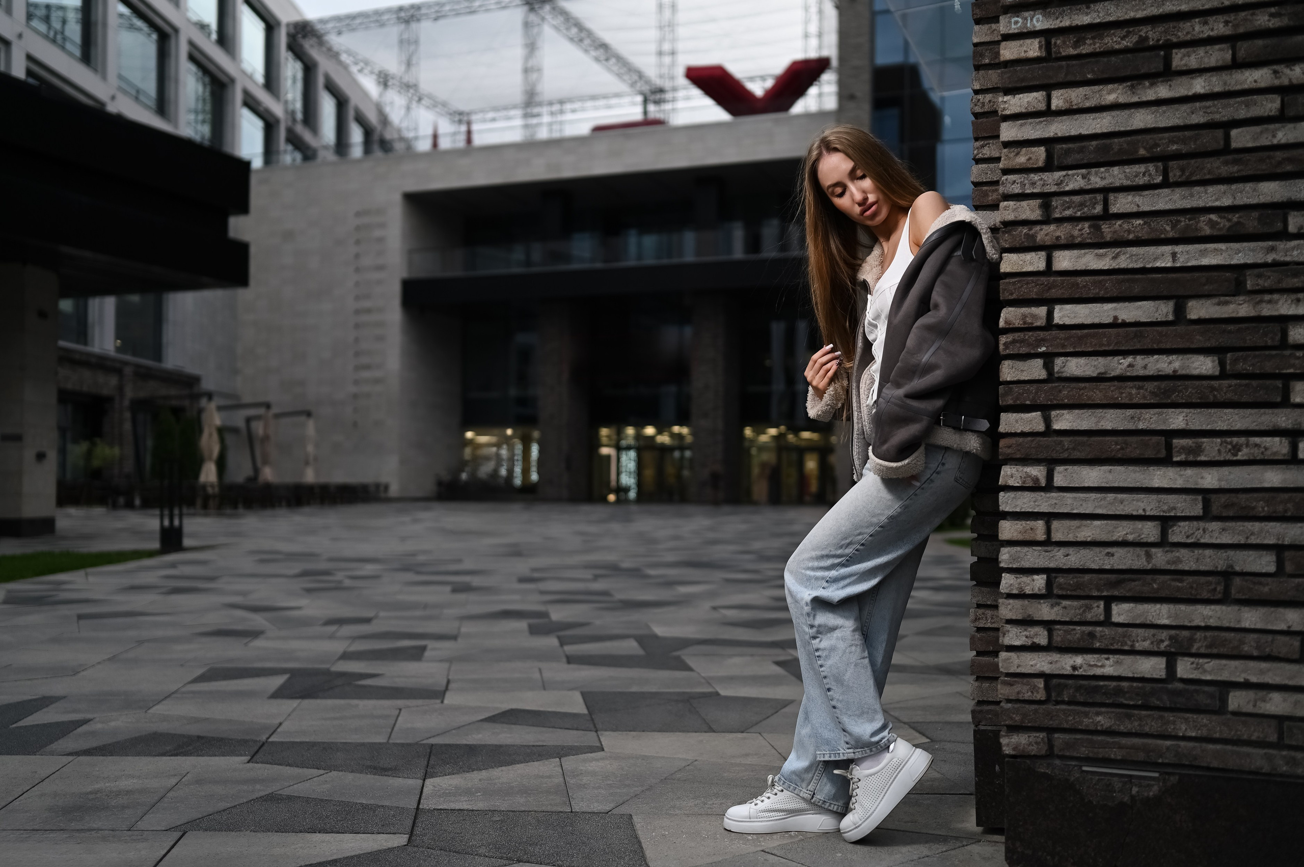 Казанский фотограф снимает портрет на улице возле IT Park