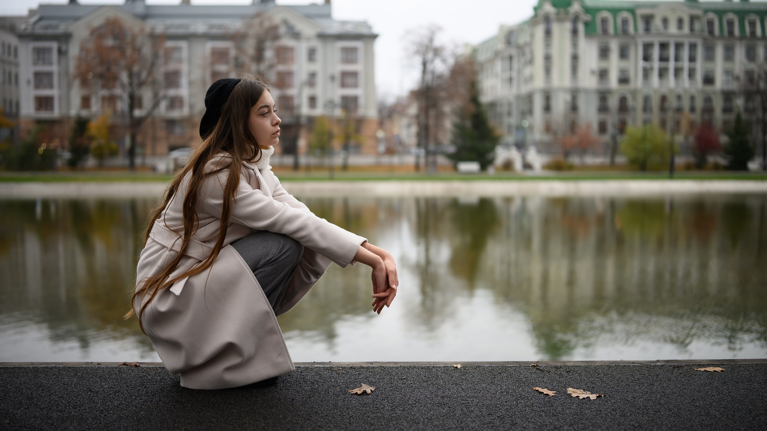 Портрет девушки у воды на фоне городской архитектуры Казани
