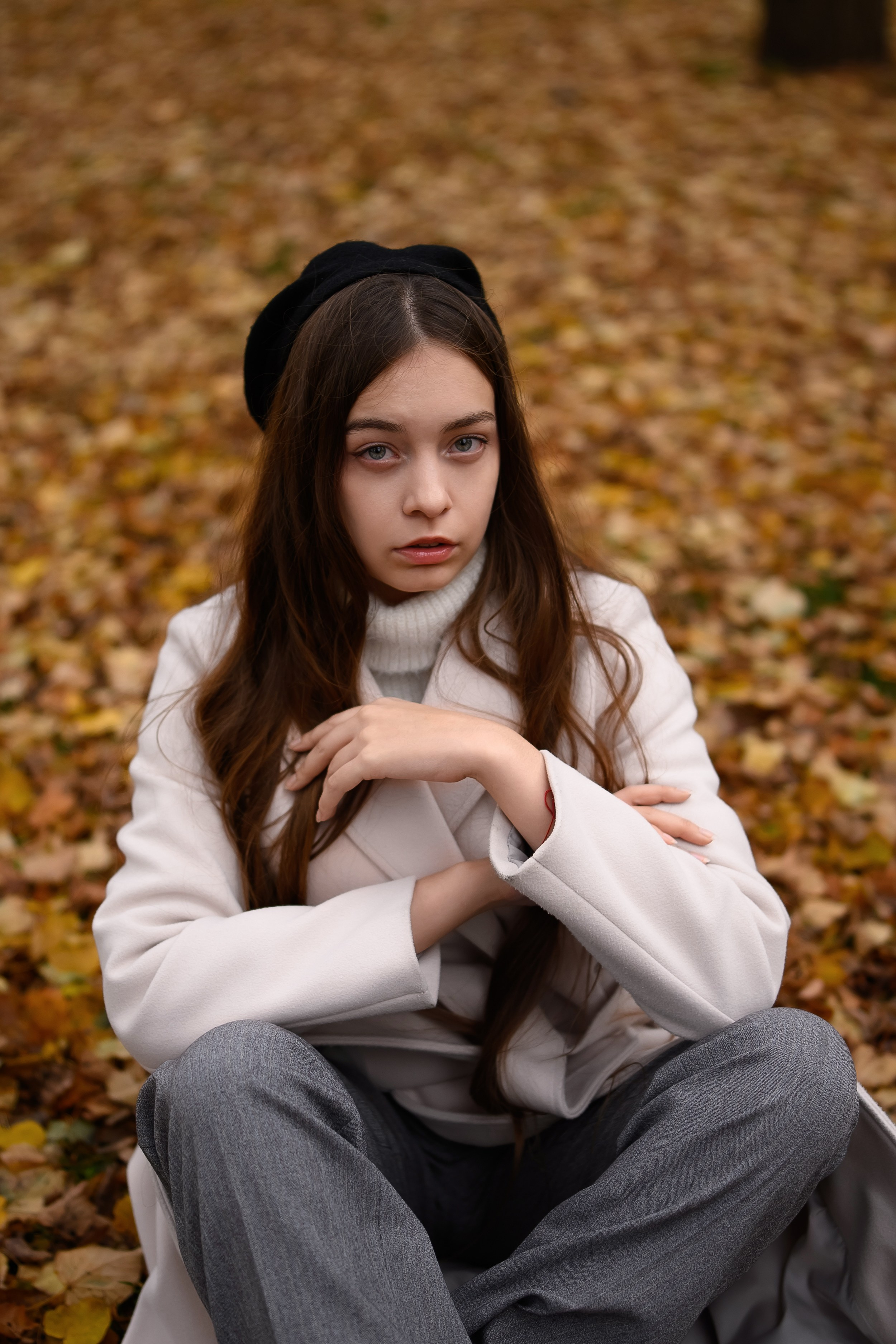 Эмоциональный женский портрет среди осенней листвы в Казани, фотограф Алексей Клейменов