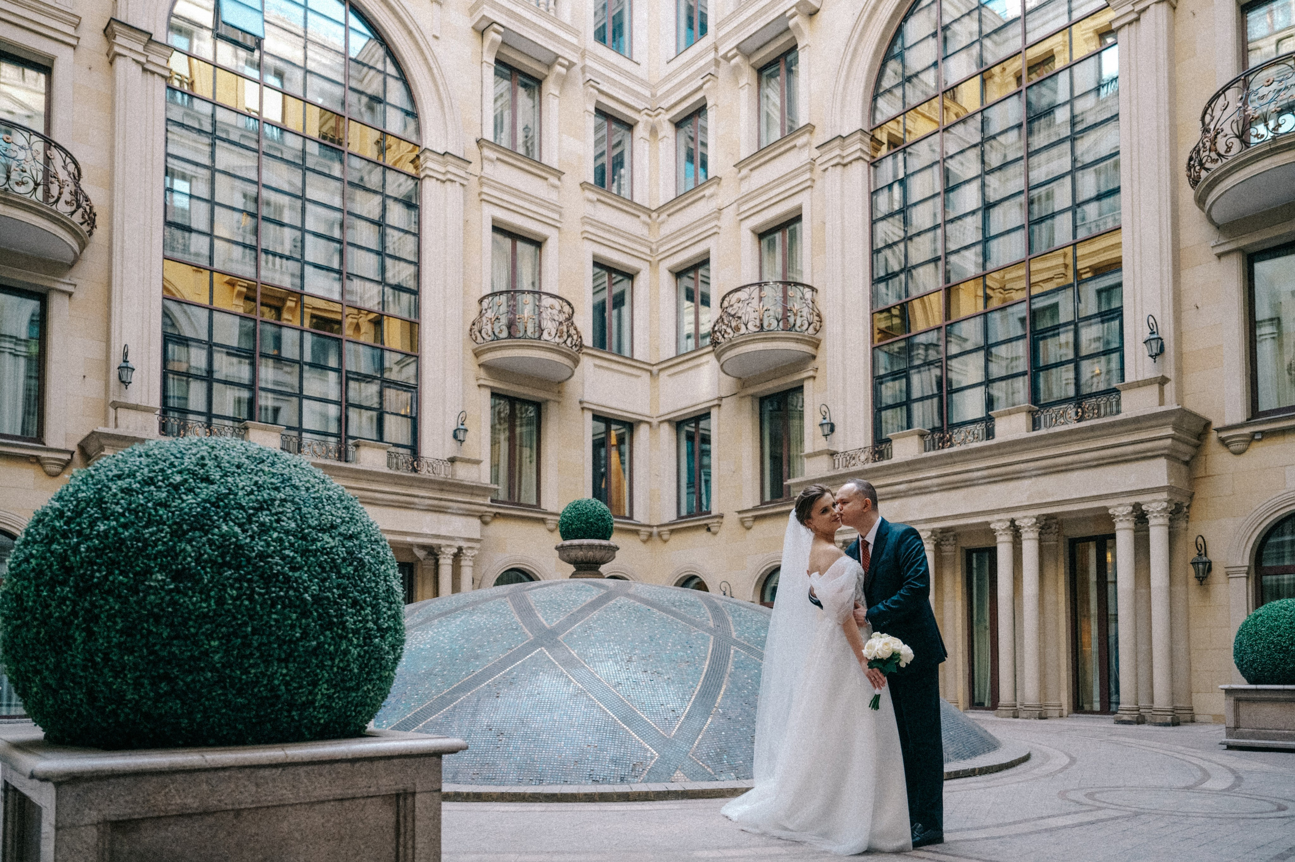 Свадьба для двоих с прогулкой в The St. Regis Москва Никольская 5*. Свадебный и семейный фотограф Виктория Носачёва. Щелково, Москва и МО