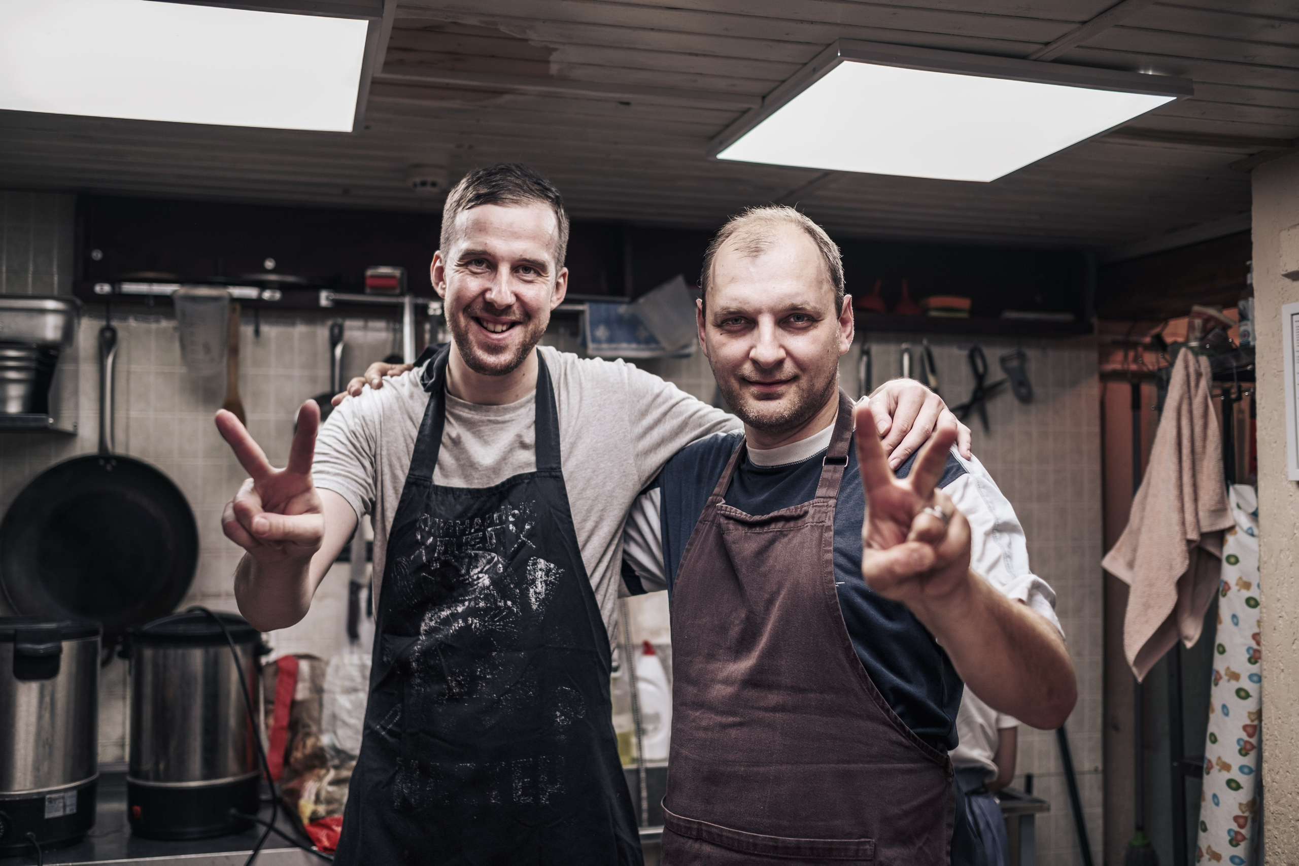 Готовка для бездомных и кормление их в Москве. Фотограф в Москве Максим Скоробогатов