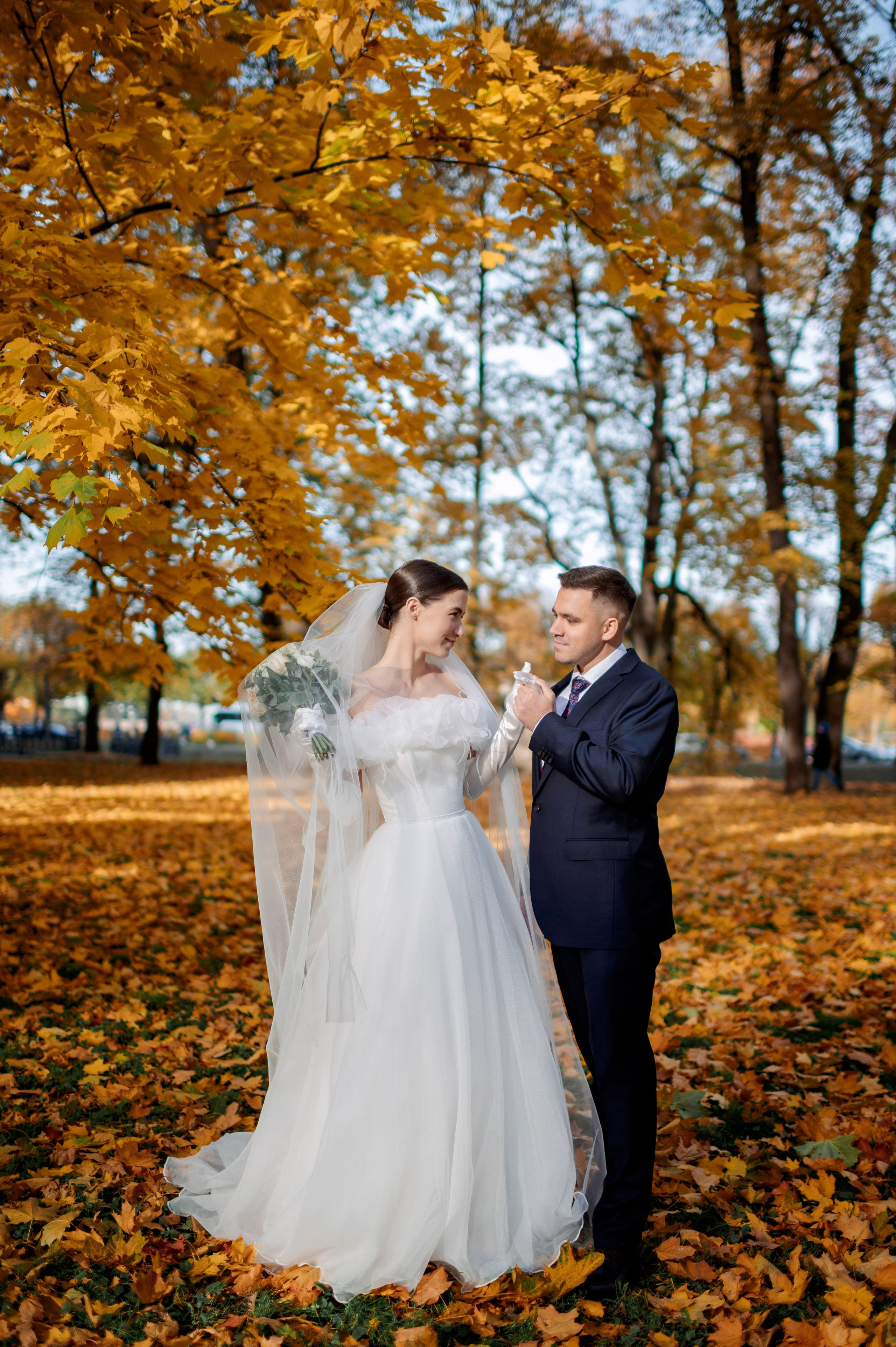 Осенняя великолепная свадебная прогулка жениха и невесты в октябре в Санкт-Петербурге в Михайловском парке и у Атлантов на Миллионной улице. Портретный, семейный и свадебный фотограф в Санкт-Петербурге и в Пушкине Ширяев Денис