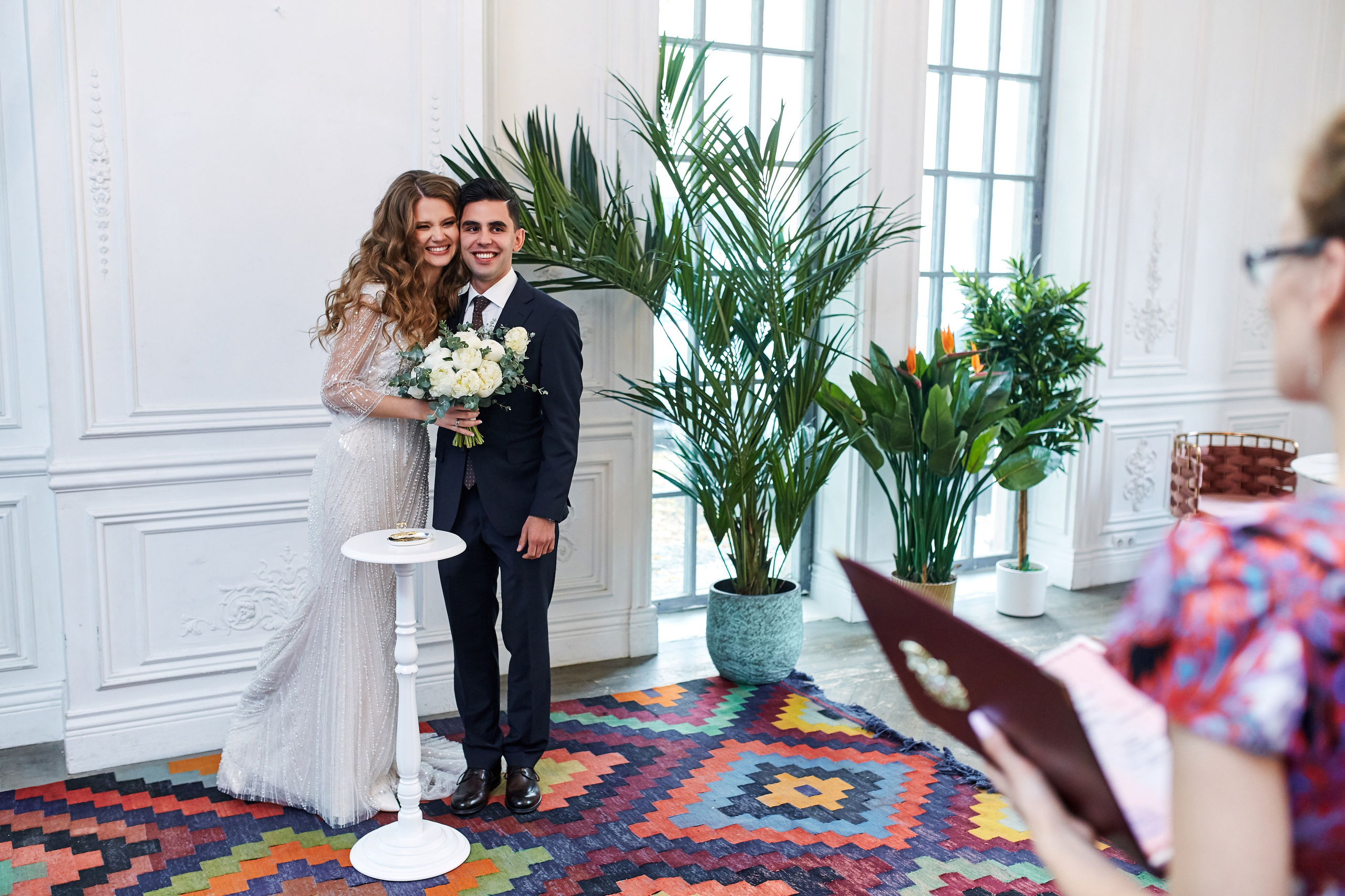 Роспись в ЗАГСе может проходить чинно, спокойно и сдержанно, а может очень мило и эмоционально богато. Я снимаю разные варианта, всё зависит от темперамента и открытости пар.