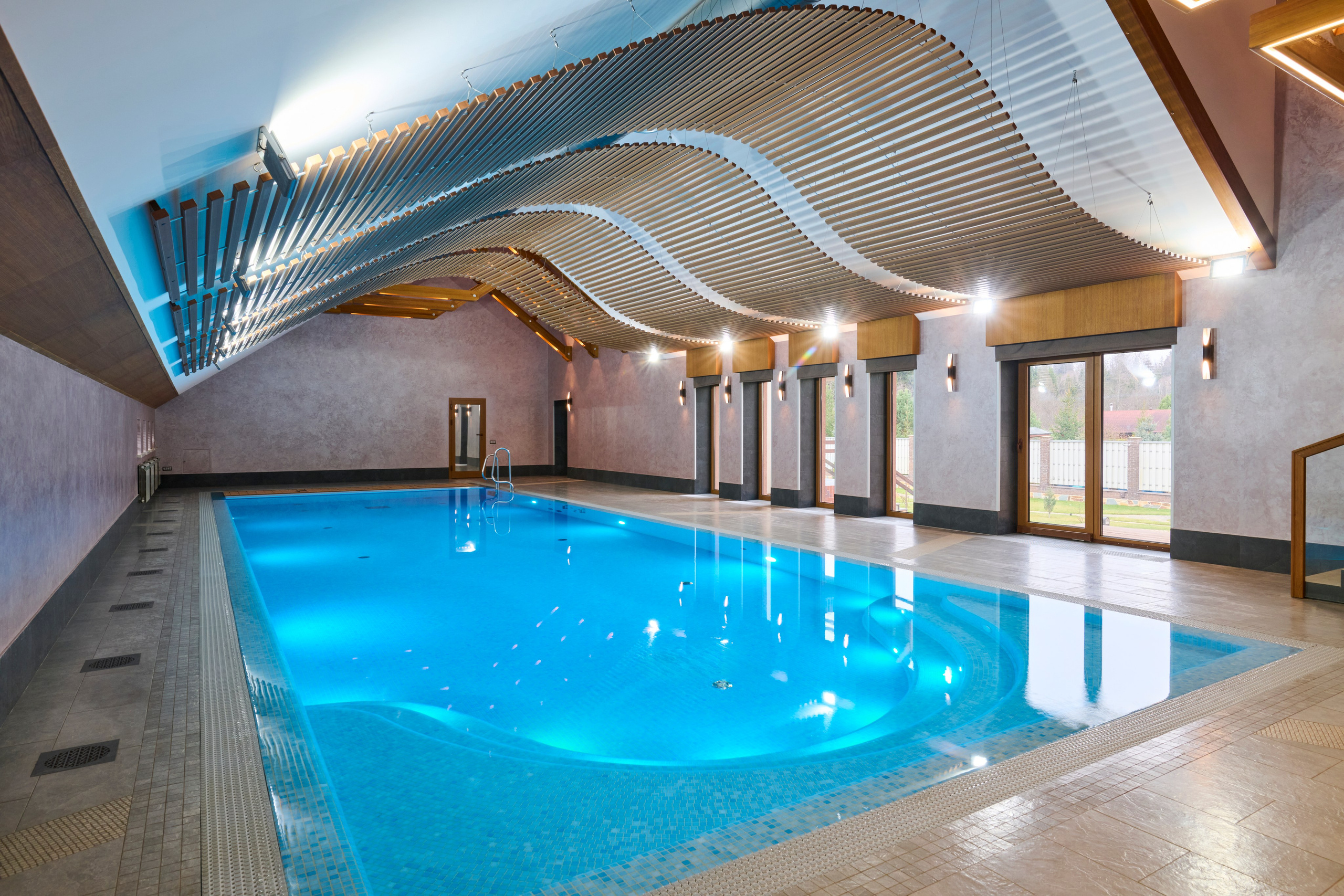 Дом на продажу в Подмосковье с внутренним бассейном. Фотограф для дизайнеров, застройщиков и бизнеса — интерьеры и архитектура — Роман Свободный в Москве и по России