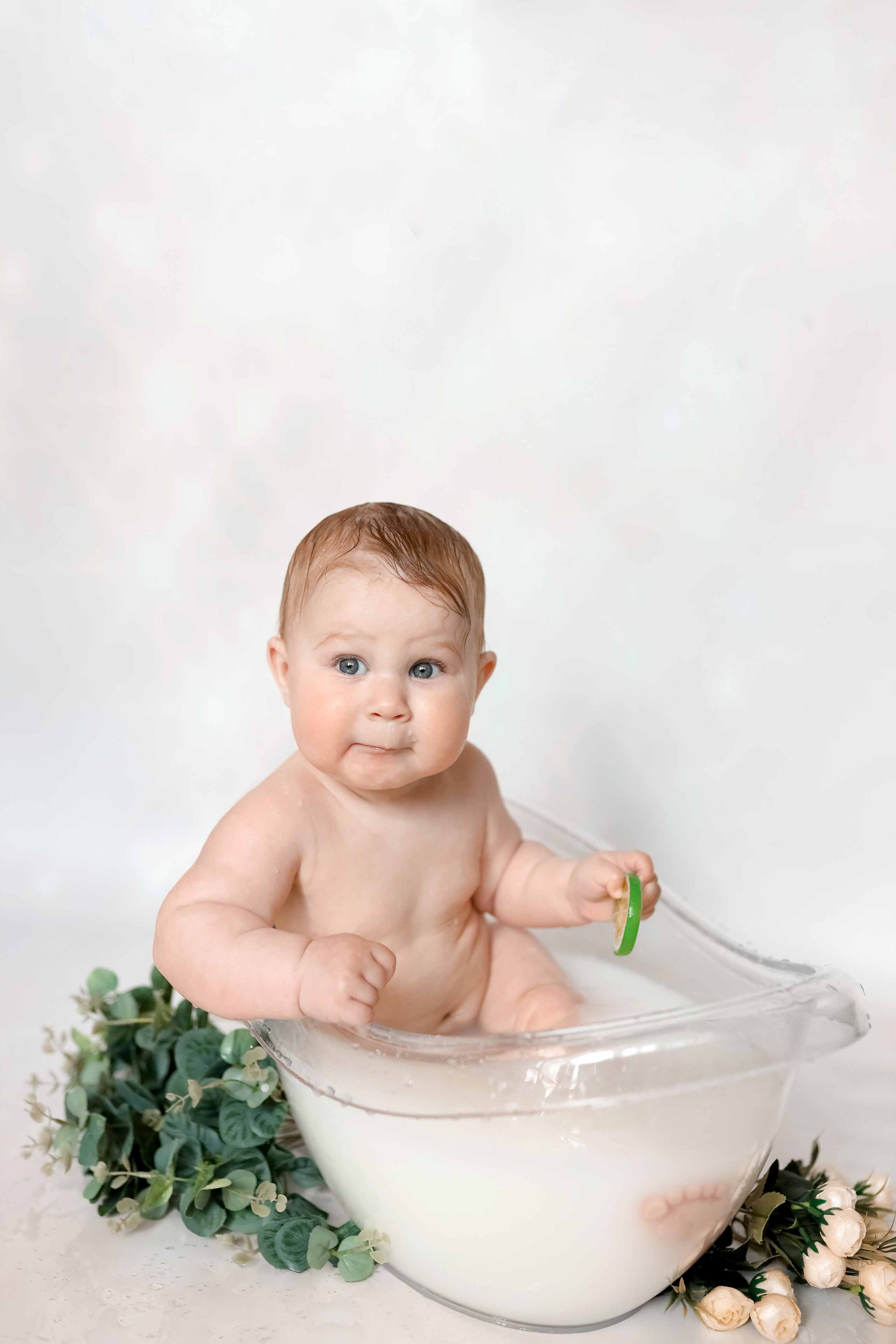 Глаша фотосессия в молочной ванночке