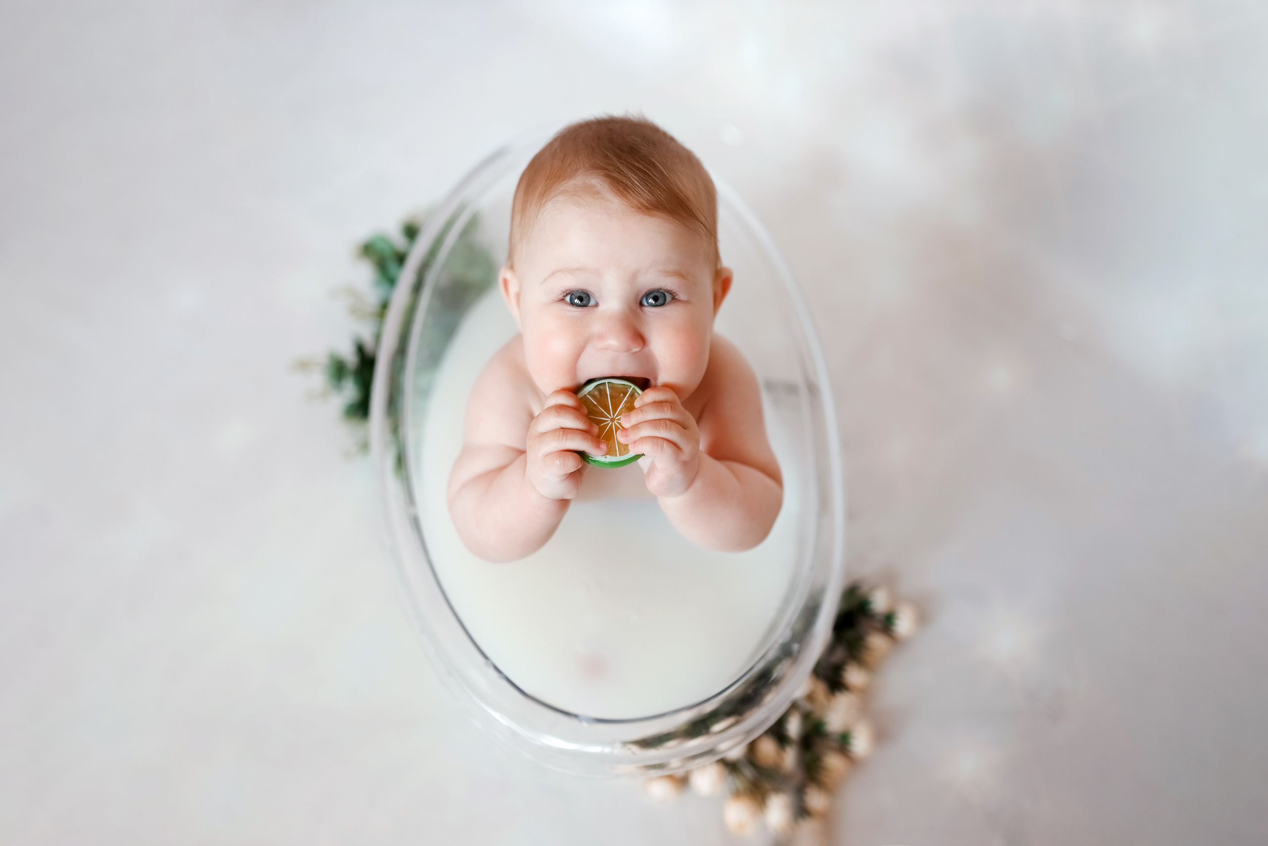 Глаша фотосессия в молочной ванночке