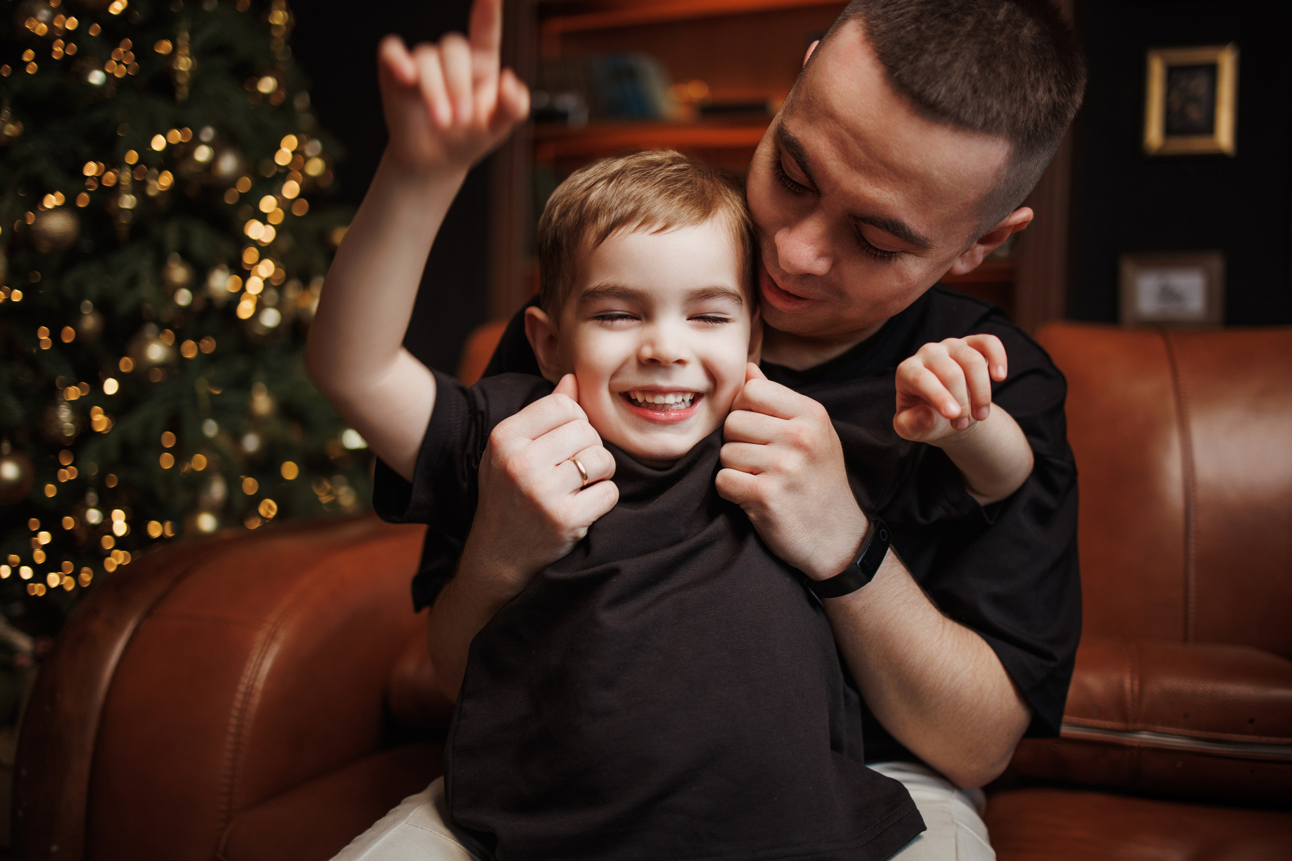Семейная фотосессия: яркие живые эмоции, профессиональный свет