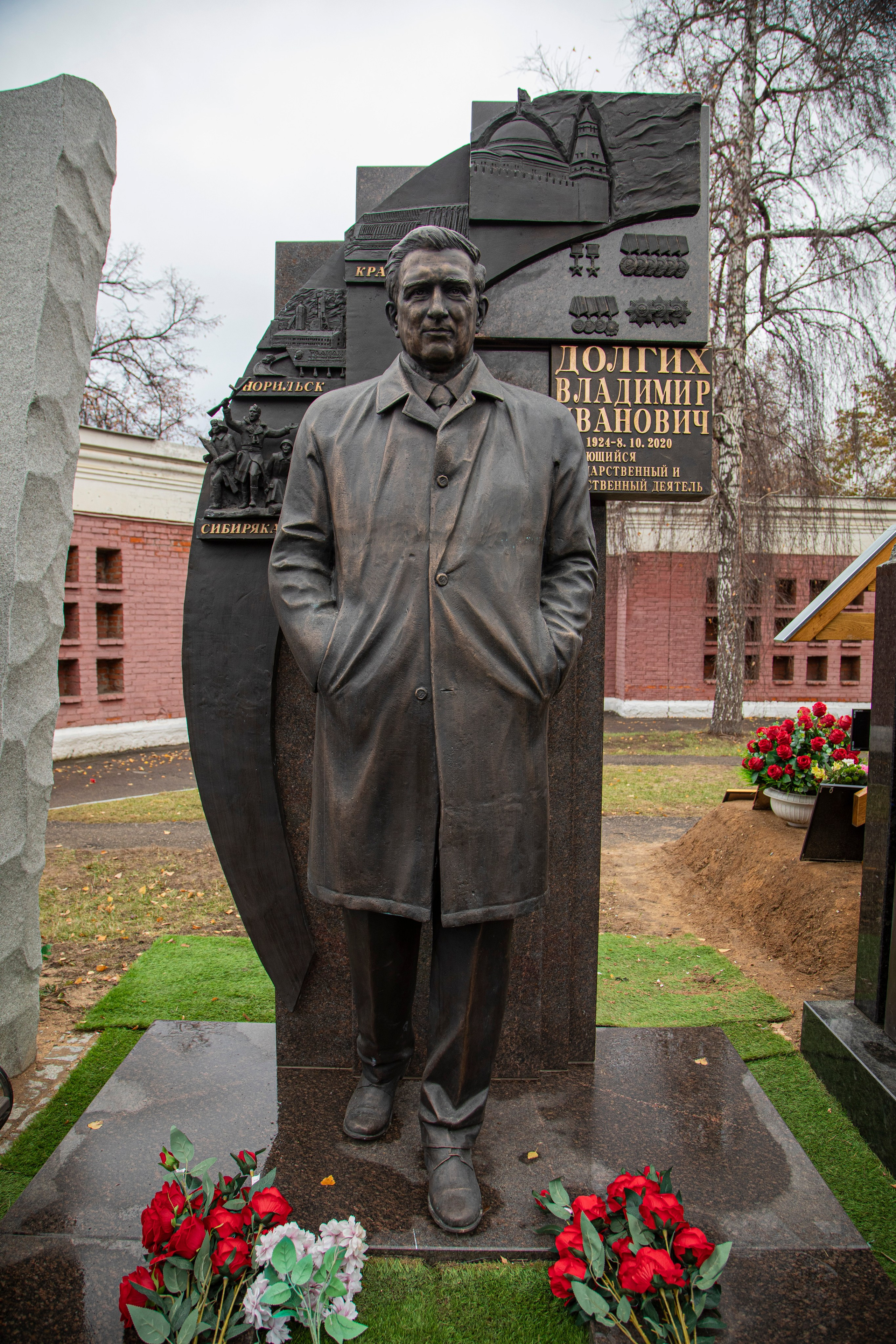 Осенняя прогулка по Новодевичьему кладбищу. Фотограф Сергей Ловкий