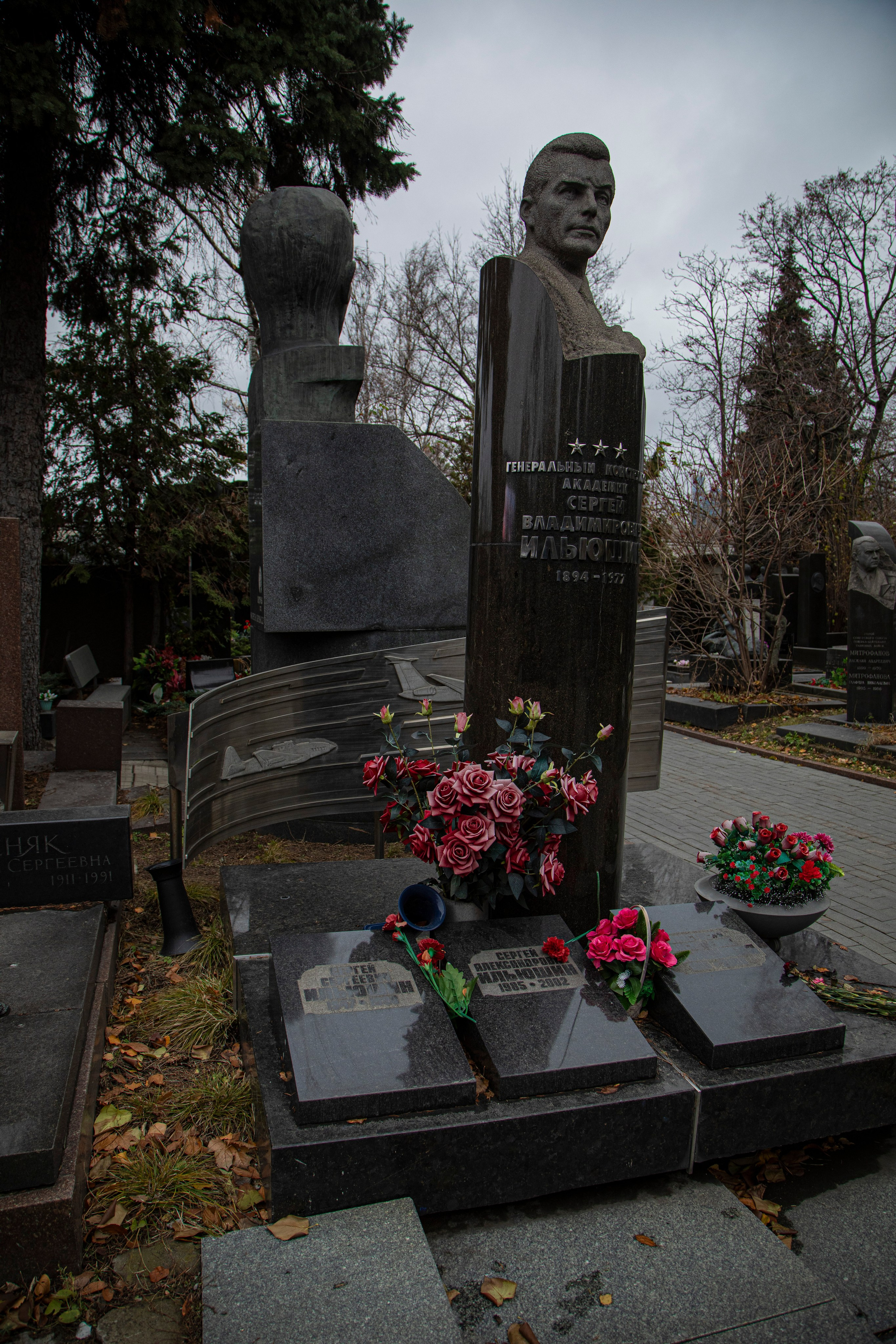 Осенняя прогулка по Новодевичьему кладбищу. Фотограф Сергей Ловкий